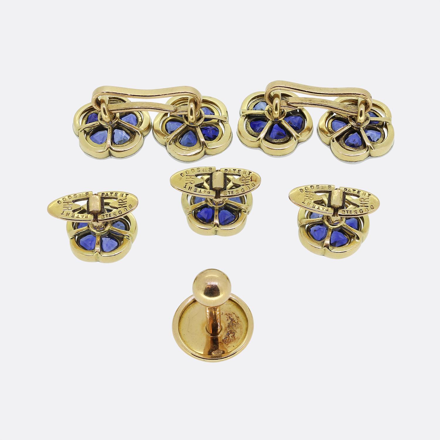 Nous avons ici un exceptionnel ensemble de robes anciennes françaises. Chaque pièce a été fabriquée en or jaune 18ct et présente un motif floral avec des saphirs bleus en forme de cœur parfaitement assortis et un diamant central taillé en rose. L'or