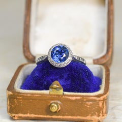 Anillo francés antiguo de platino con zafiros y diamantes, de alrededor de 1910