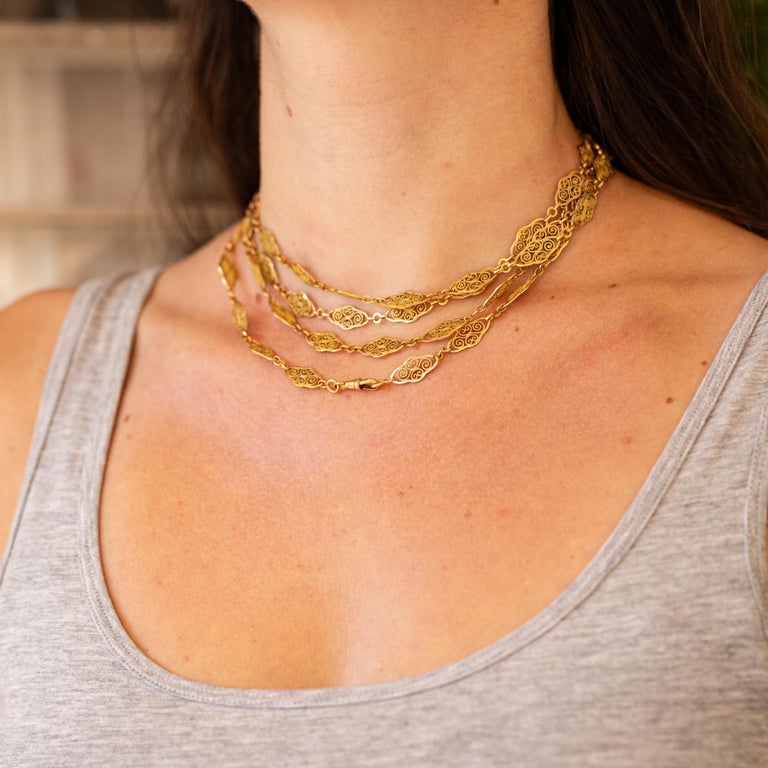 Lot - CHANEL (1984) SAUTOIR chaîne en métal doré retenant un pendentif