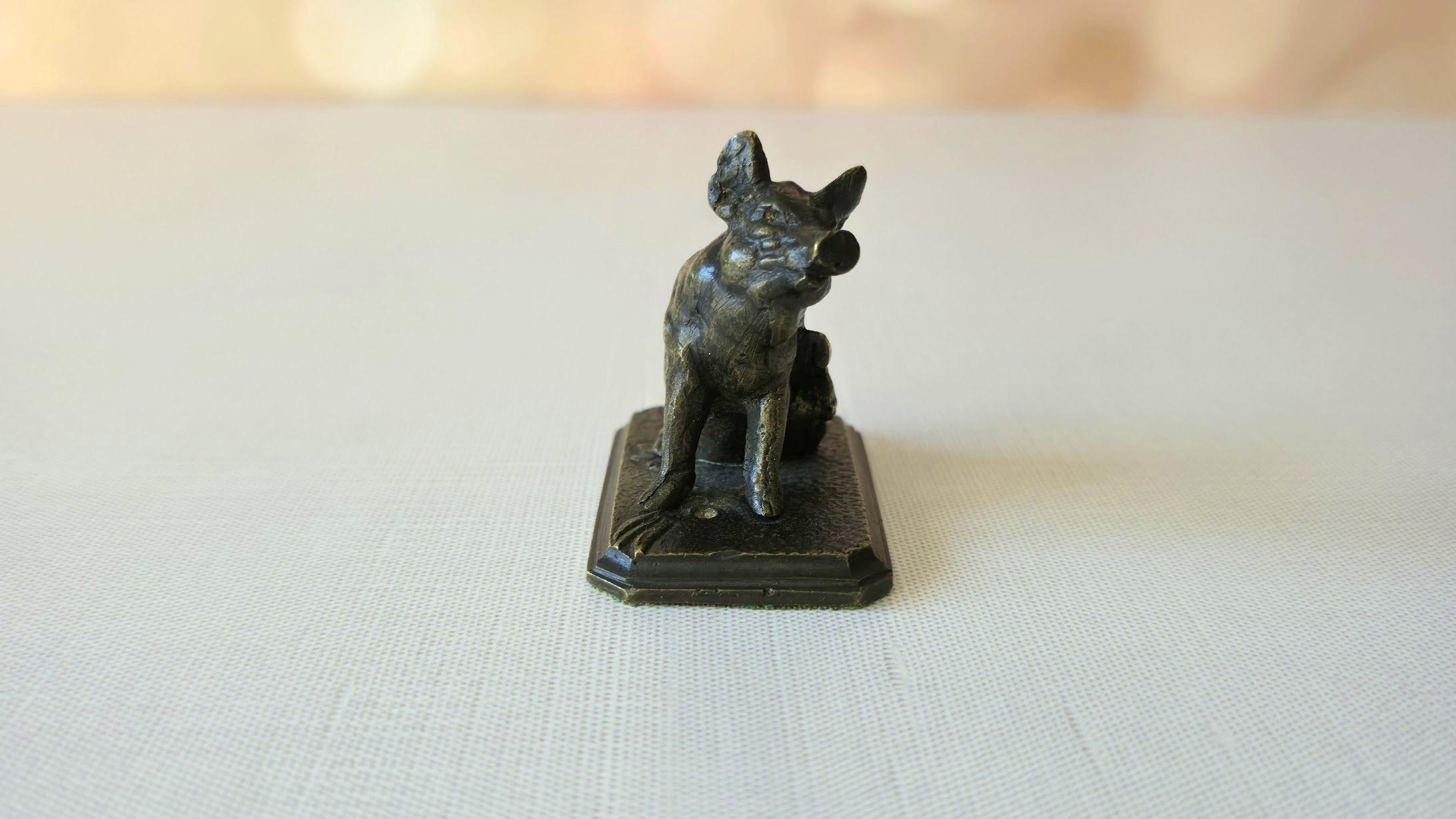 Nous vous pr�ésentons une figurine unique en bronze ancien, réalisée par le célèbre sculpteur animalier français Christophe Fratin. Il s'agit d'un charmant bronze miniature représentant un porcelet assis, fabriqué en France dans les années