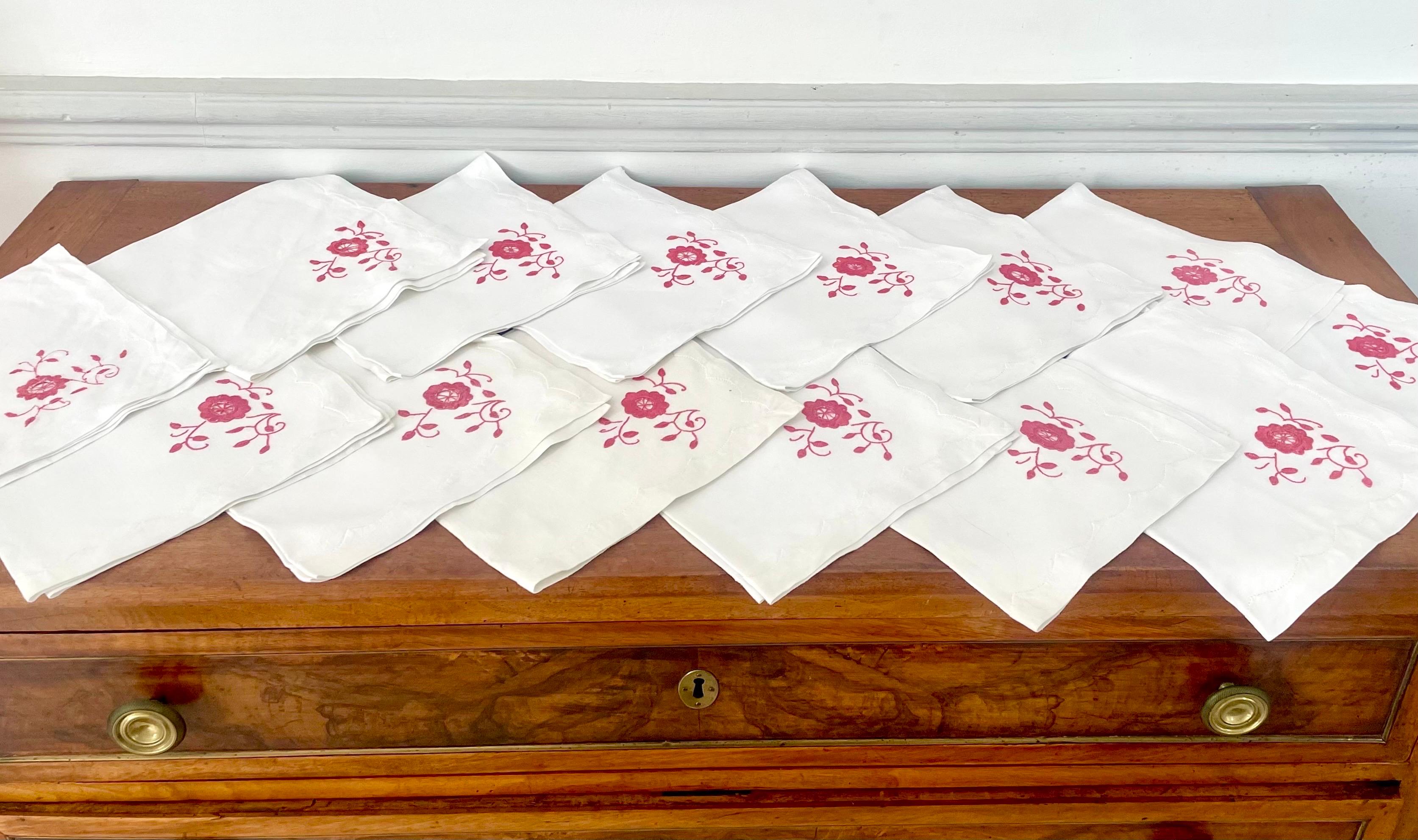 Very nice set of old linen from the end of the beginning of the 20th including 14 assorted towels.
These towels are very elegant and refined. The set is hand-embroidered in red / pink / rosé / rose.
Beautiful set of 14 linen napkins from the