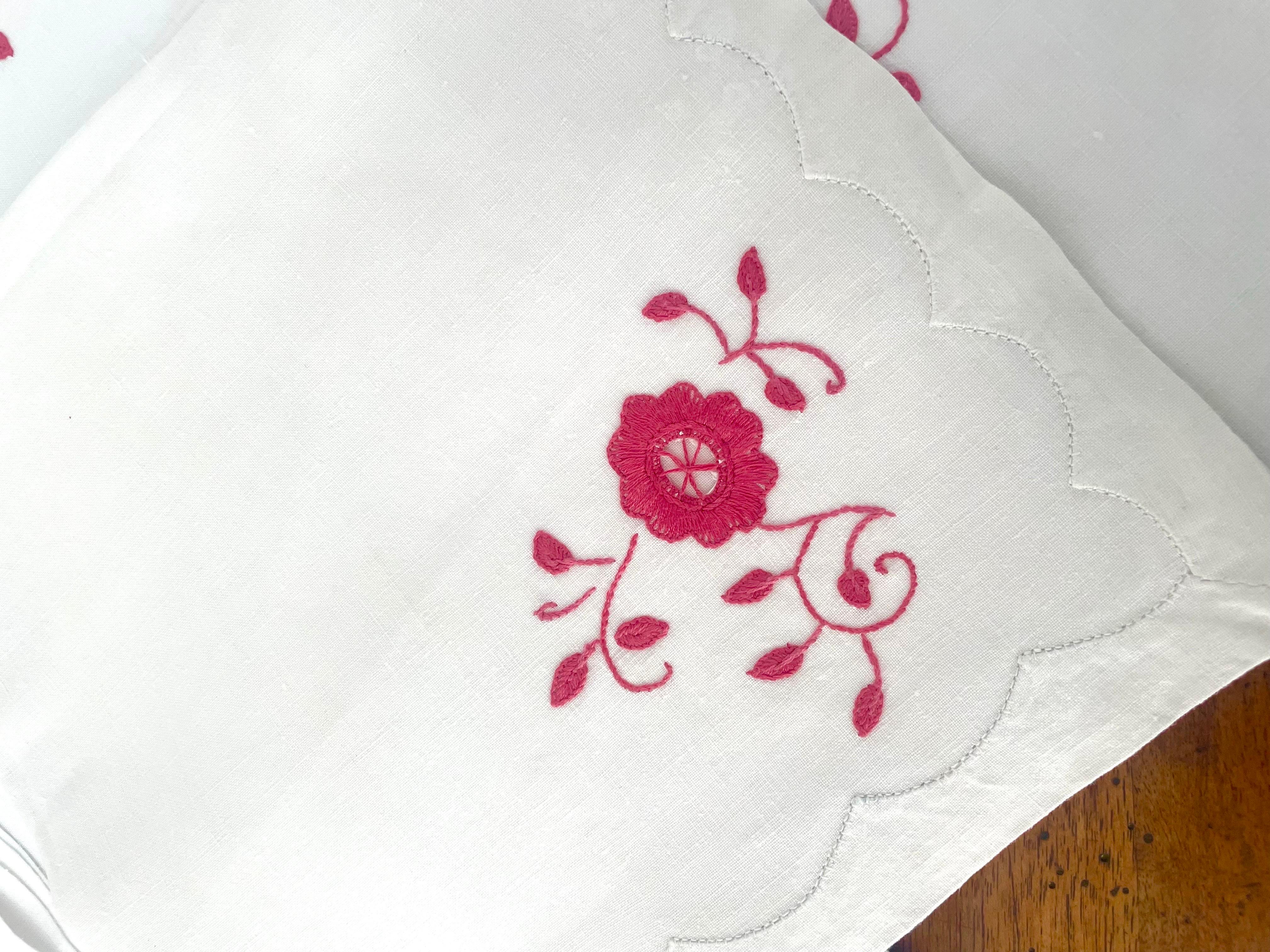 Französisches antikes Set 14 weiße Leinenservietten mit gestickter roter Rose 1900 Art Nouveau im Zustand „Gut“ im Angebot in Beuzevillette, FR