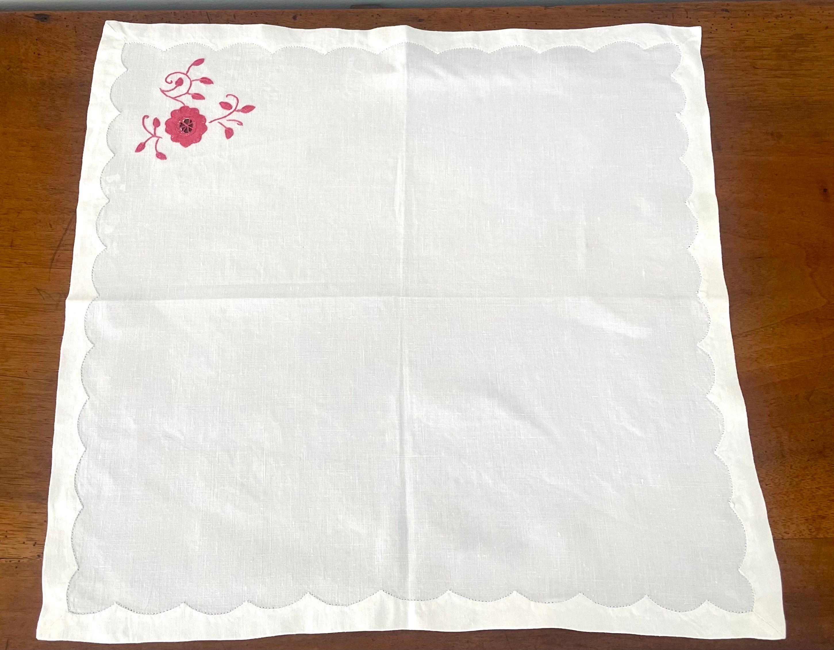 French Antique Set 14 White Linen Napkins Embroidered Red Rose 1900 Art Nouveau In Good Condition For Sale In Beuzevillette, FR