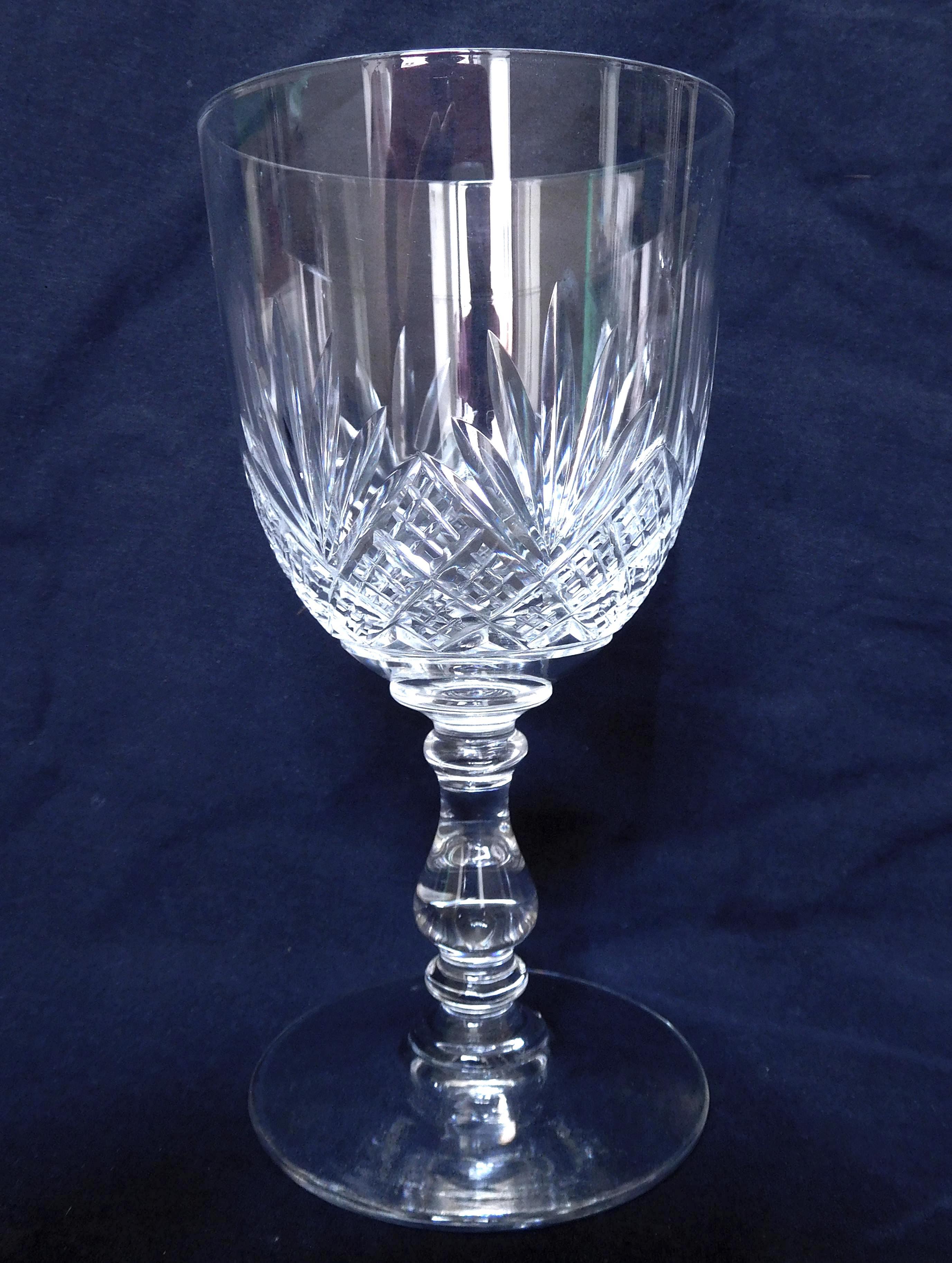 Satz von 3 Baccarat Kristallgläsern, sogenanntes Douai-Modell, bestehend aus :
- 1 Wasserglas (15,5 cm hoch)
- 1 Weinglas (12,3 cm hoch)
- 1 Portweinglas (10,3 cm hoch) oder Weißweinglas (im späten 19. und frühen 20. Jahrhundert wurde dieses Format
