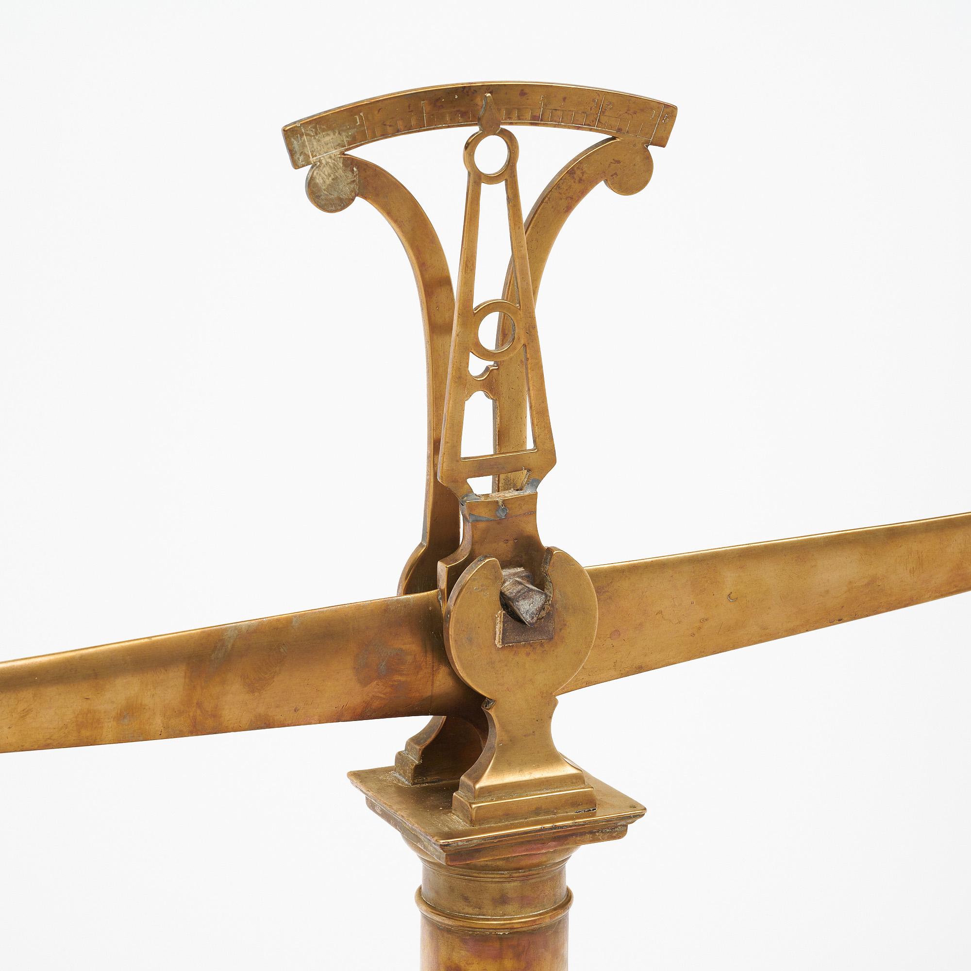 Important jeu de balances de France. Cette pièce présente une structure en laiton détaillée et fonctionnelle. Il est soutenu par une base en bois. Ils sont en excellent état antique - les photos représentent fidèlement l'état.