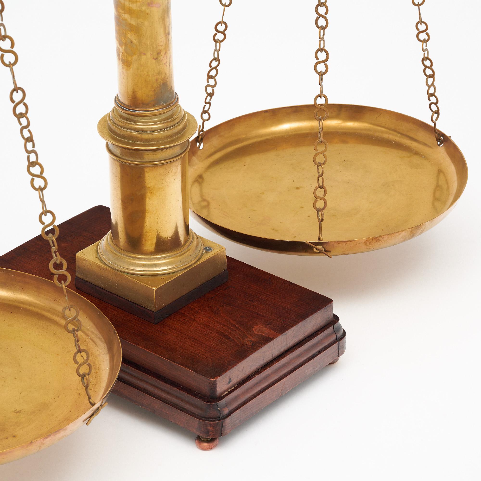 Milieu du XIXe siècle Balance de comptoir en laiton d'antiquaire français en vente