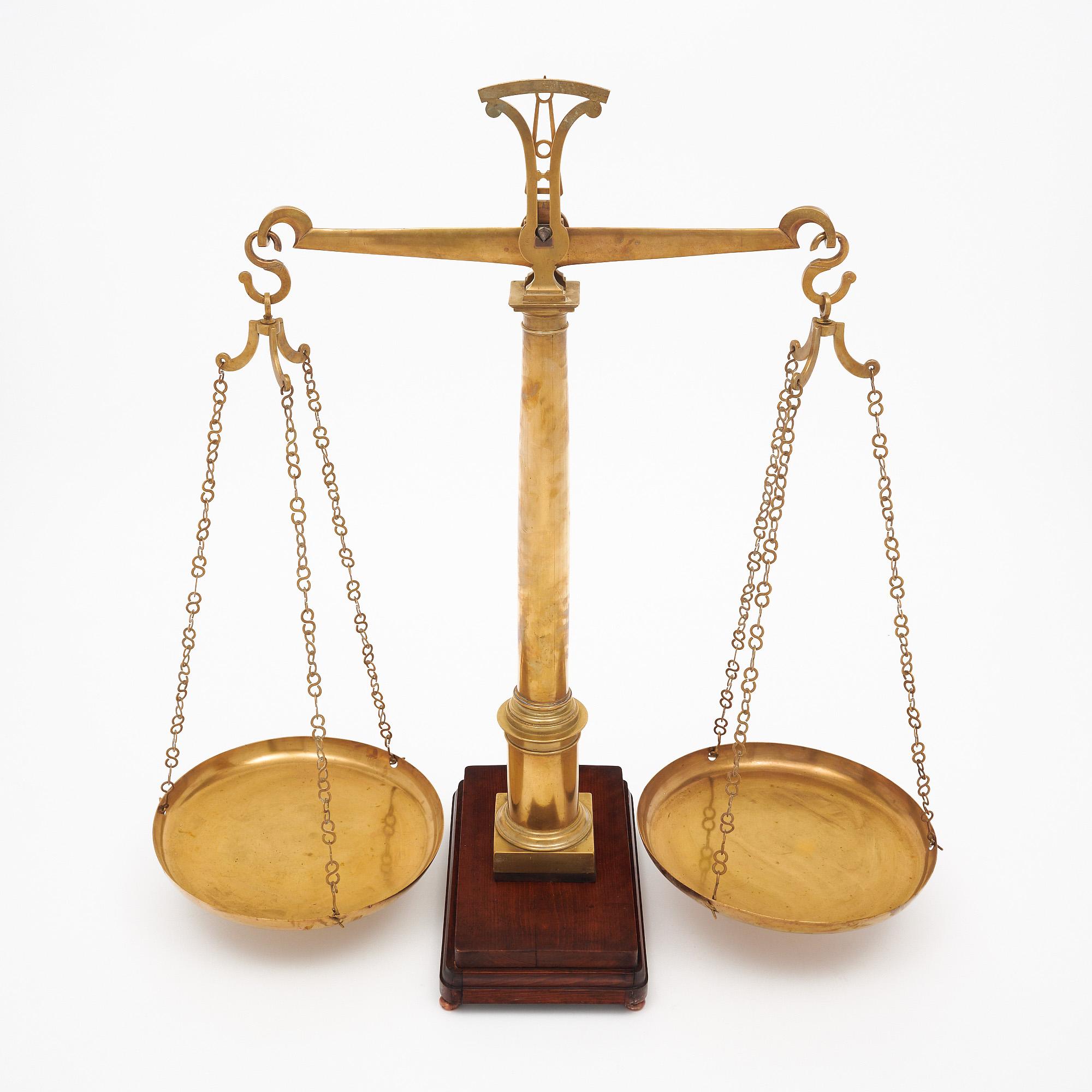 Balance de comptoir en laiton d'antiquaire français en vente 1
