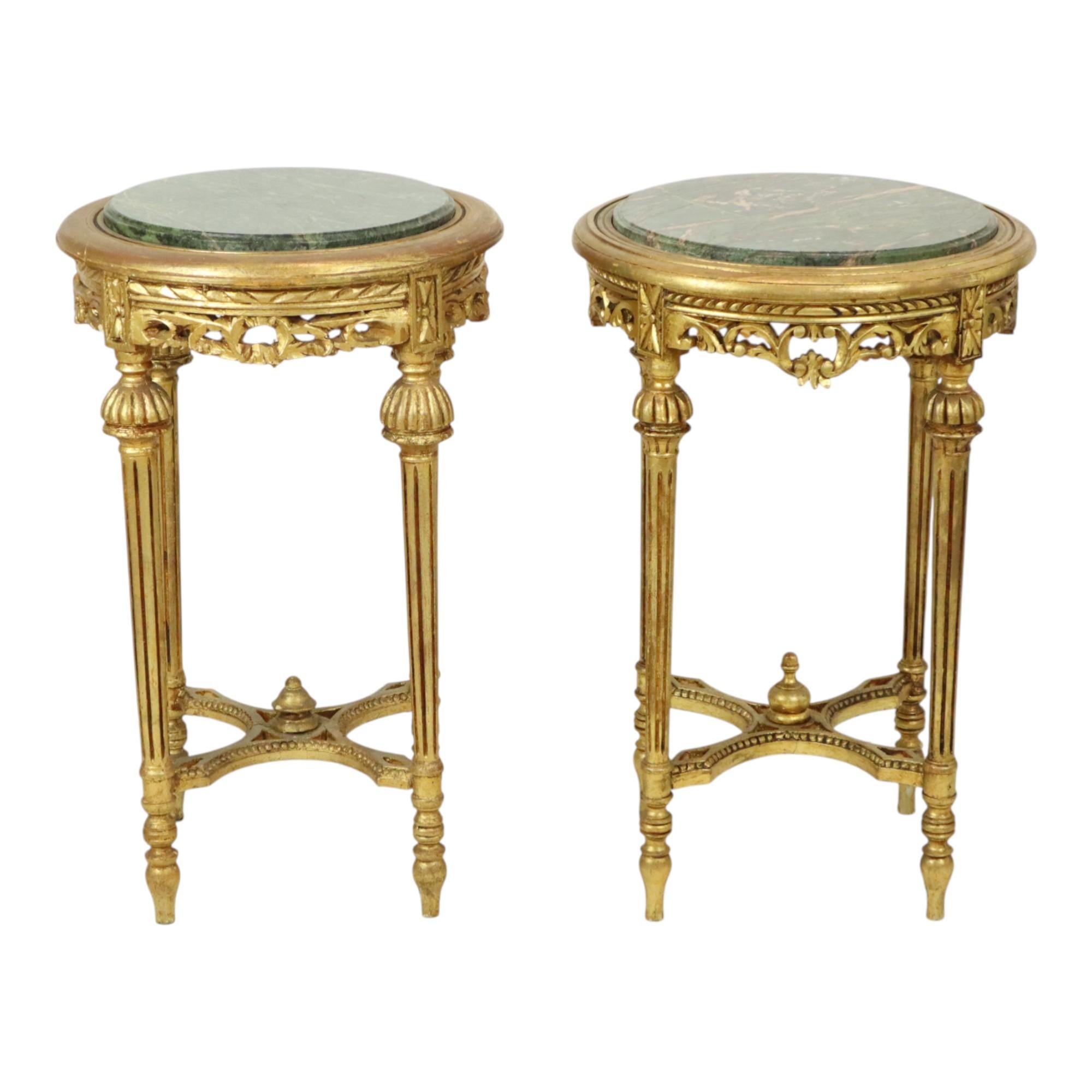 Una bella coppia di tavolini antichi francesi in classico stile Impero, non del tutto identici, tavolini per piante o piedistalli di alta qualità, realizzati con una base in legno intagliata a mano e dorata a foglia d'oro, sormontata da un piano in