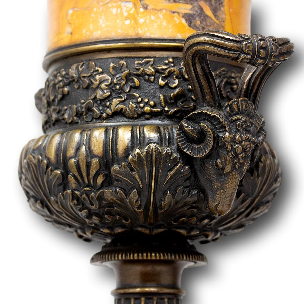 Urnas Tazza Francesas Antiguas de Siena de Mármol y Bronce en venta 2