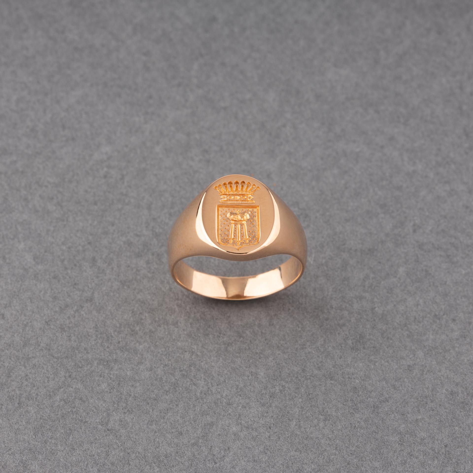Ein schöner antiker Ring, Französisch gemacht. Hergestellt aus 18 Karat Roségold. Gepunzt.
Die Krone stellt einen Titel 