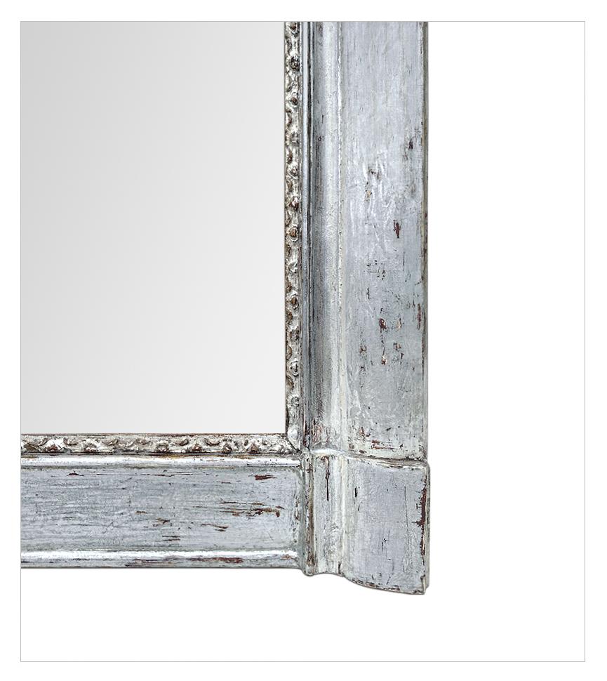 Französischer antiker Kaminsims-Spiegel aus versilbertem Holz, 19. Jahrhundert (Versilbert) im Angebot