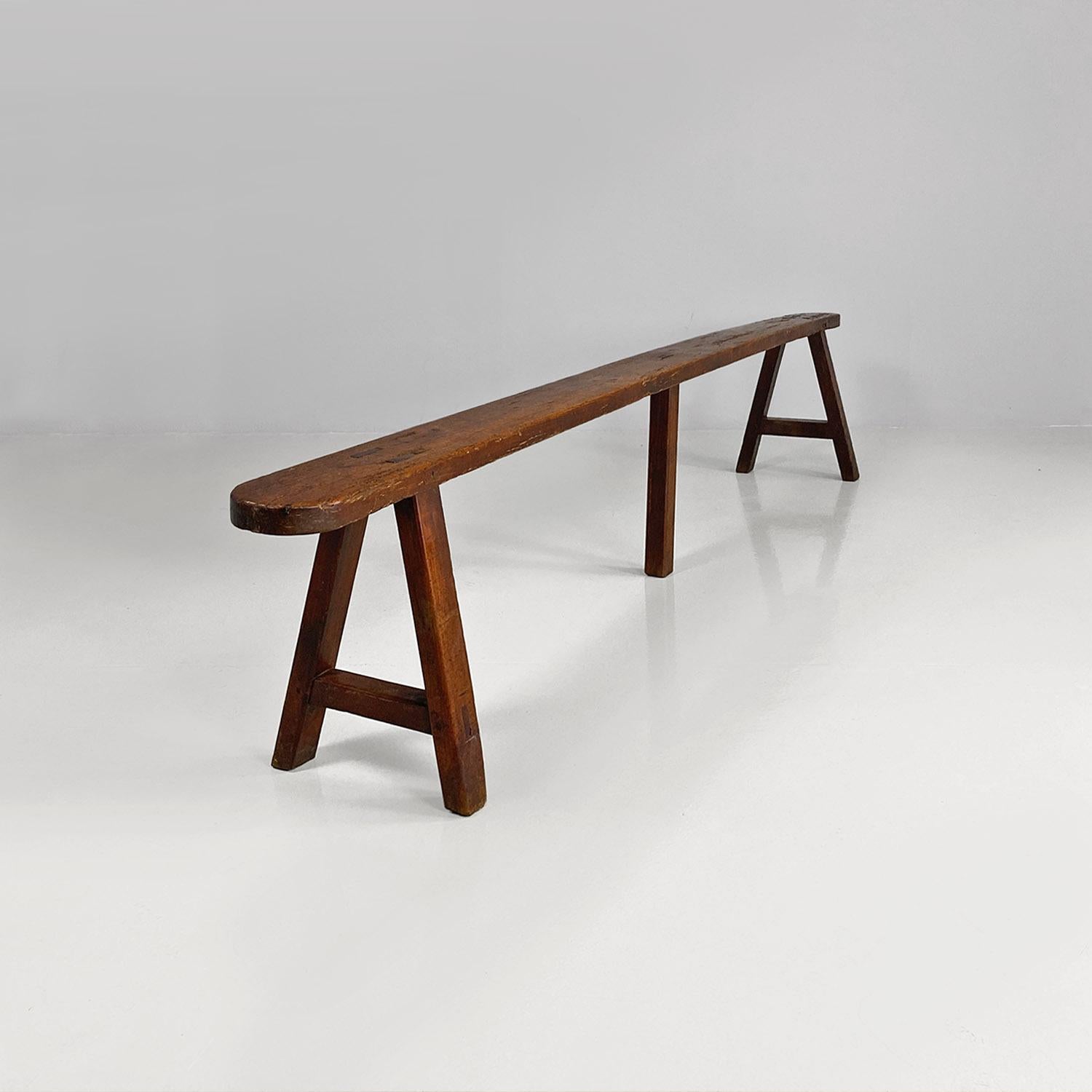 Mid-century French wooden bench with long narrow seat, 1930s
Bench with narrow and long seat with rounded corners, entirely in solid wood. The square section legs facing outwards are positioned diagonally joined by a strip, while the central one is