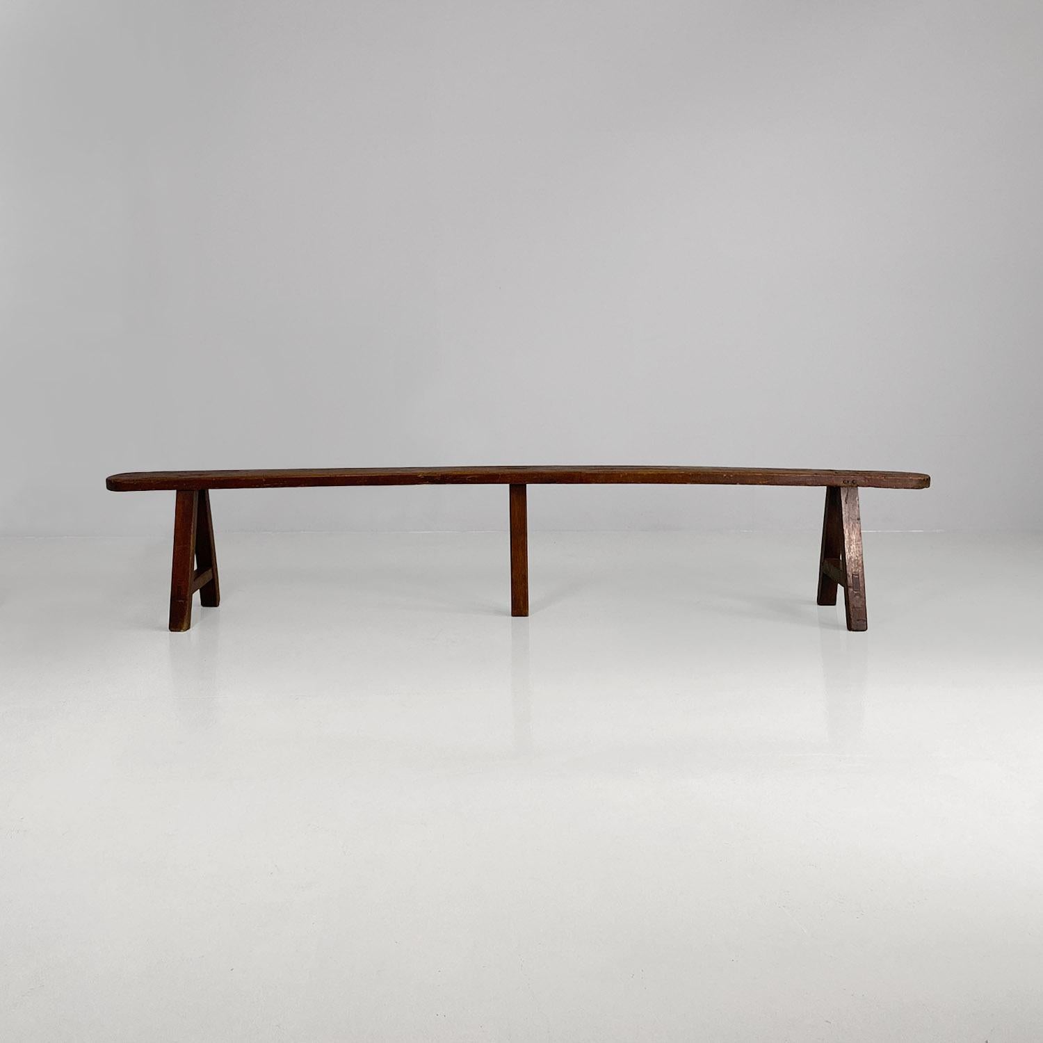 French antique soldid wood bench with narrow and long seat, 1930s In Good Condition For Sale In MIlano, IT