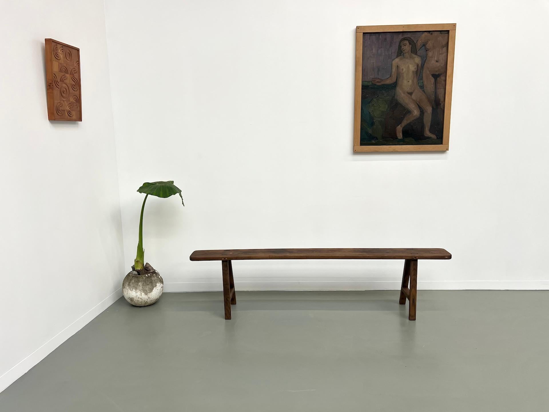 Superbe banc des années 1950 en chêne massif d'excellente facture. Entièrement restauré par notre ébéniste, le banc est parfaitement solide et stable sur ses pieds. Traité et protégé par un vernis mat incolore, il est prêt à rejoindre votre foyer et