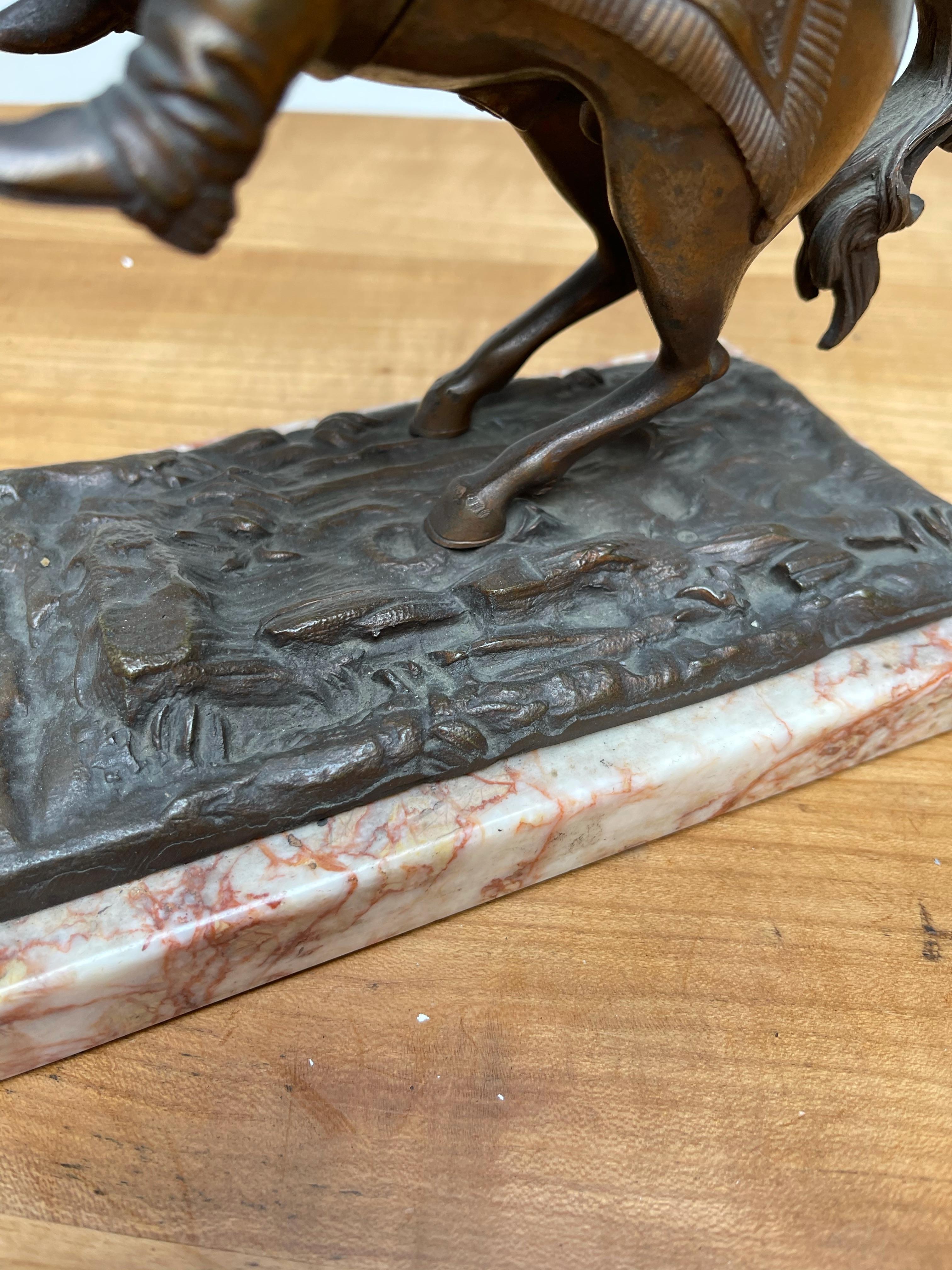 Französische antike Napoleon-Skulptur aus Bronze aufncingem Pferd, Marmorsockel im Angebot 6