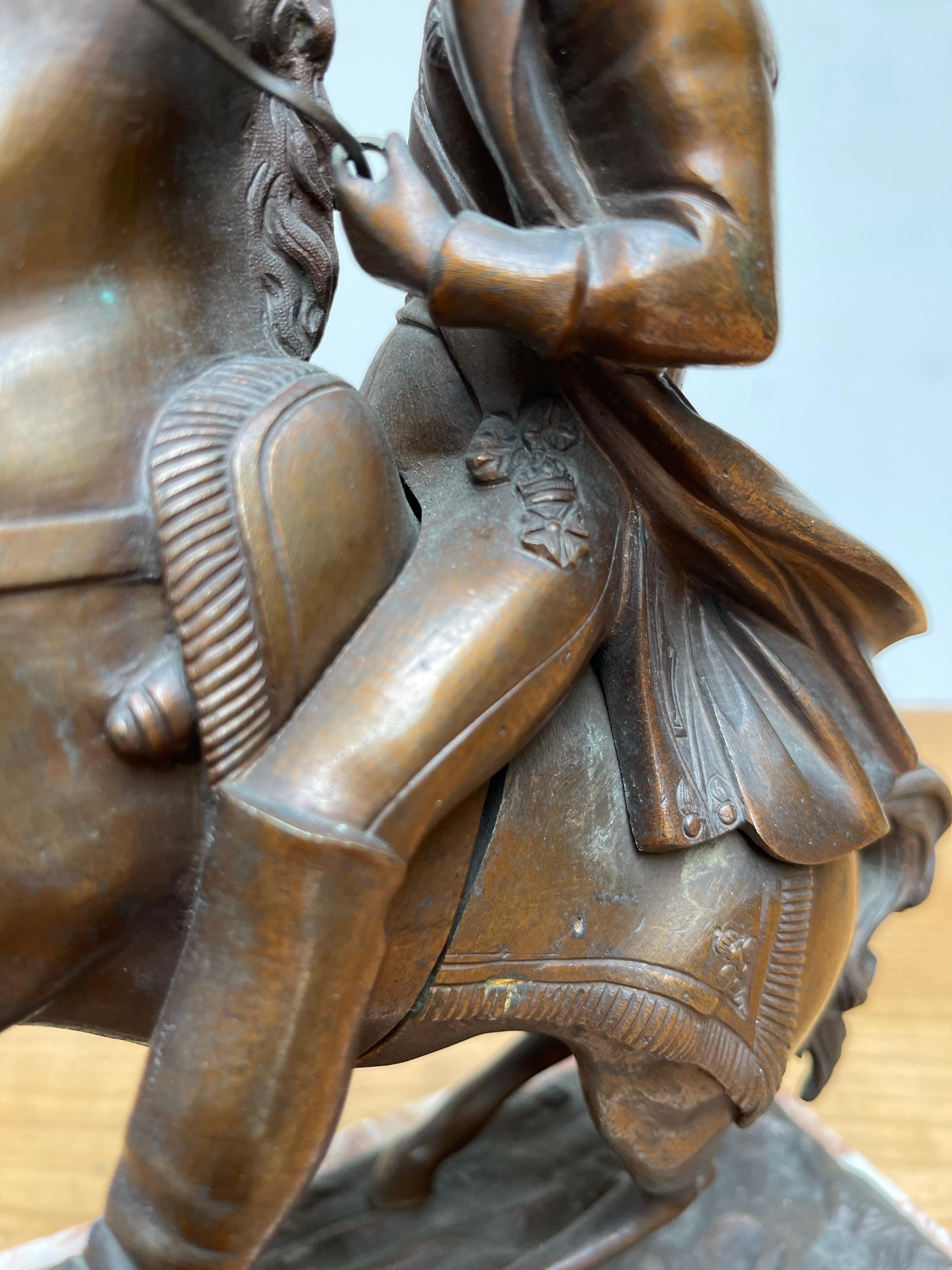 Französische antike Napoleon-Skulptur aus Bronze aufncingem Pferd, Marmorsockel im Angebot 7