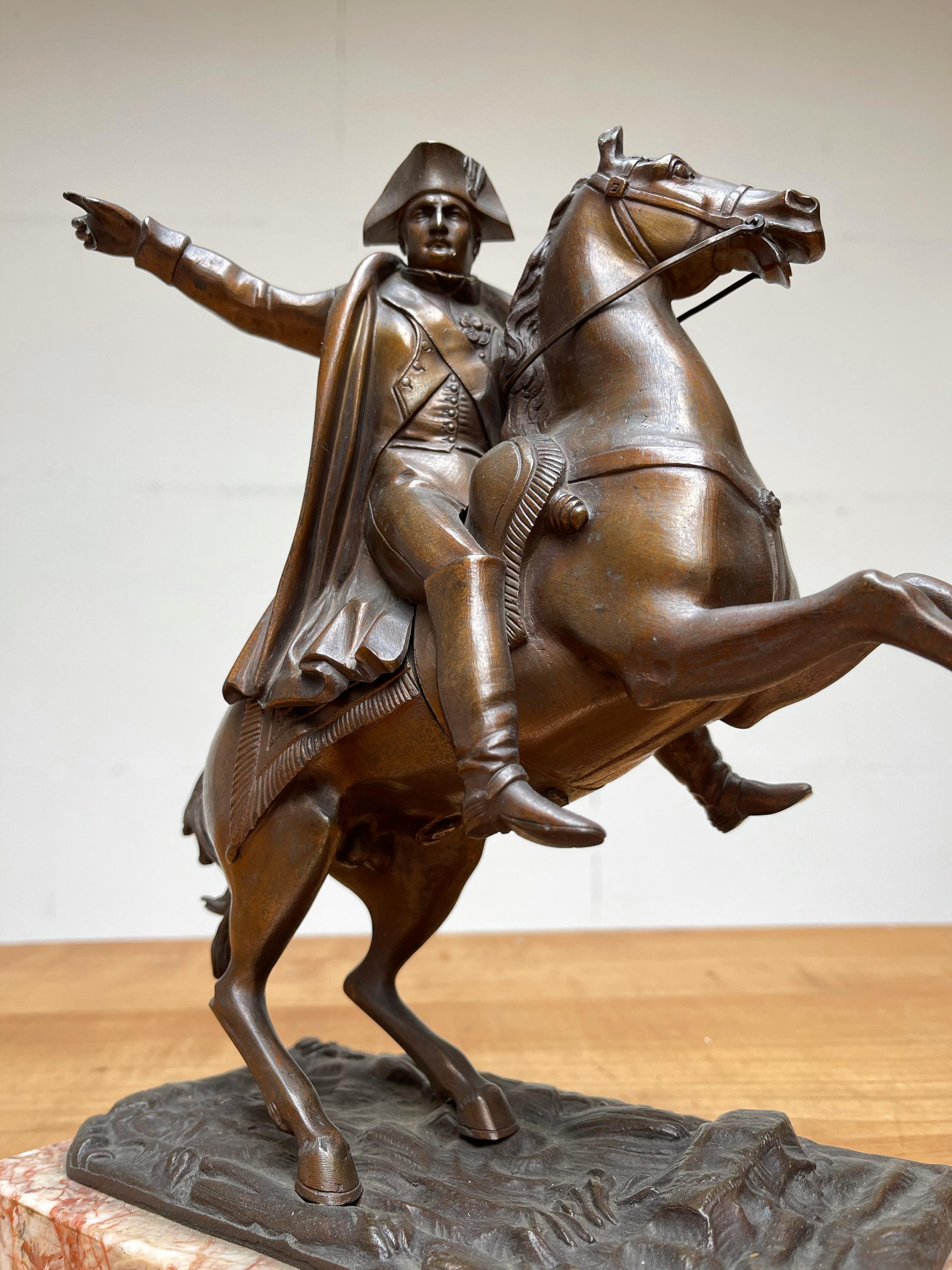 Französische antike Napoleon-Skulptur aus Bronze aufncingem Pferd, Marmorsockel im Angebot 11