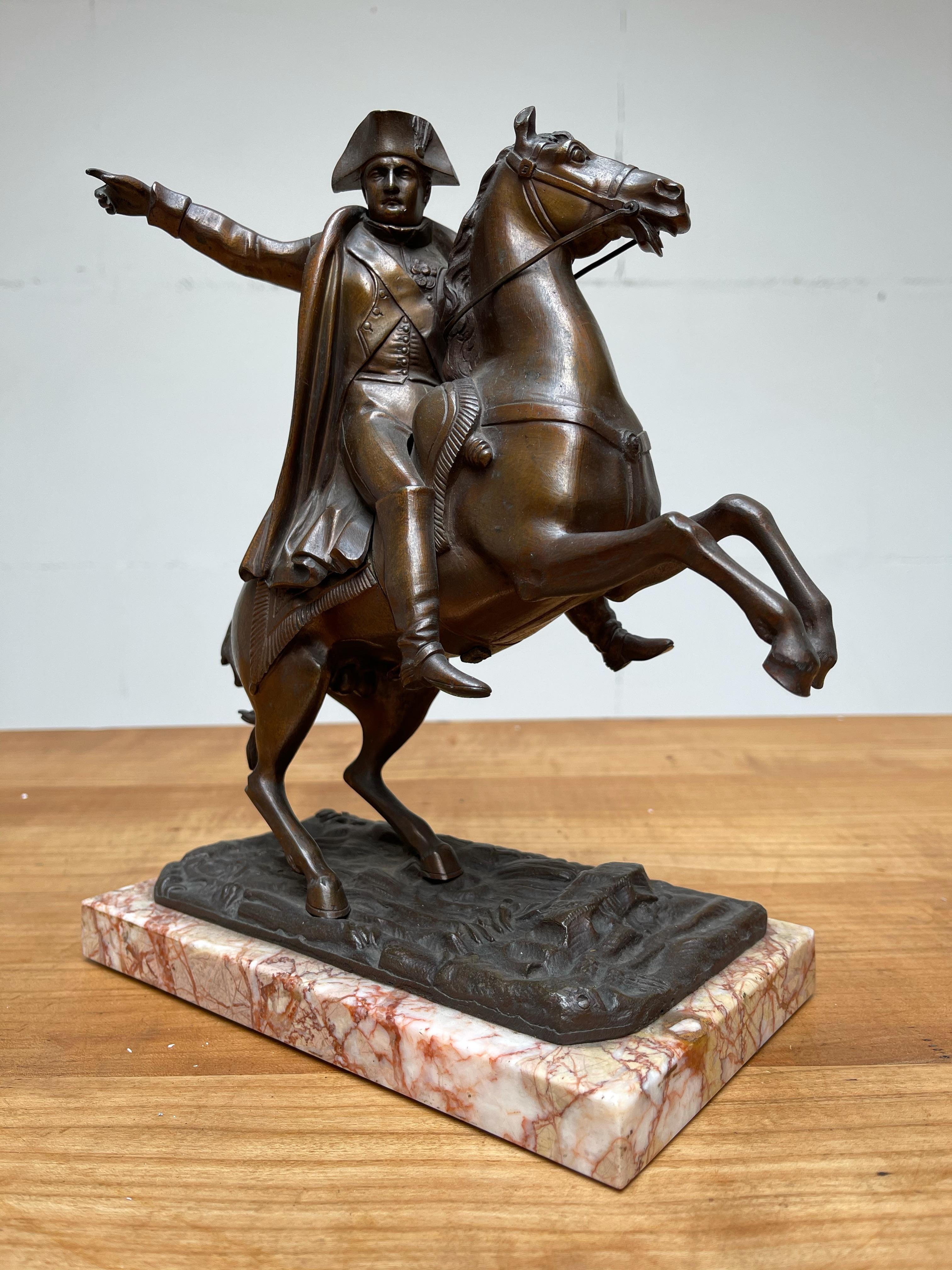Französische antike Napoleon-Skulptur aus Bronze aufncingem Pferd, Marmorsockel im Angebot 12