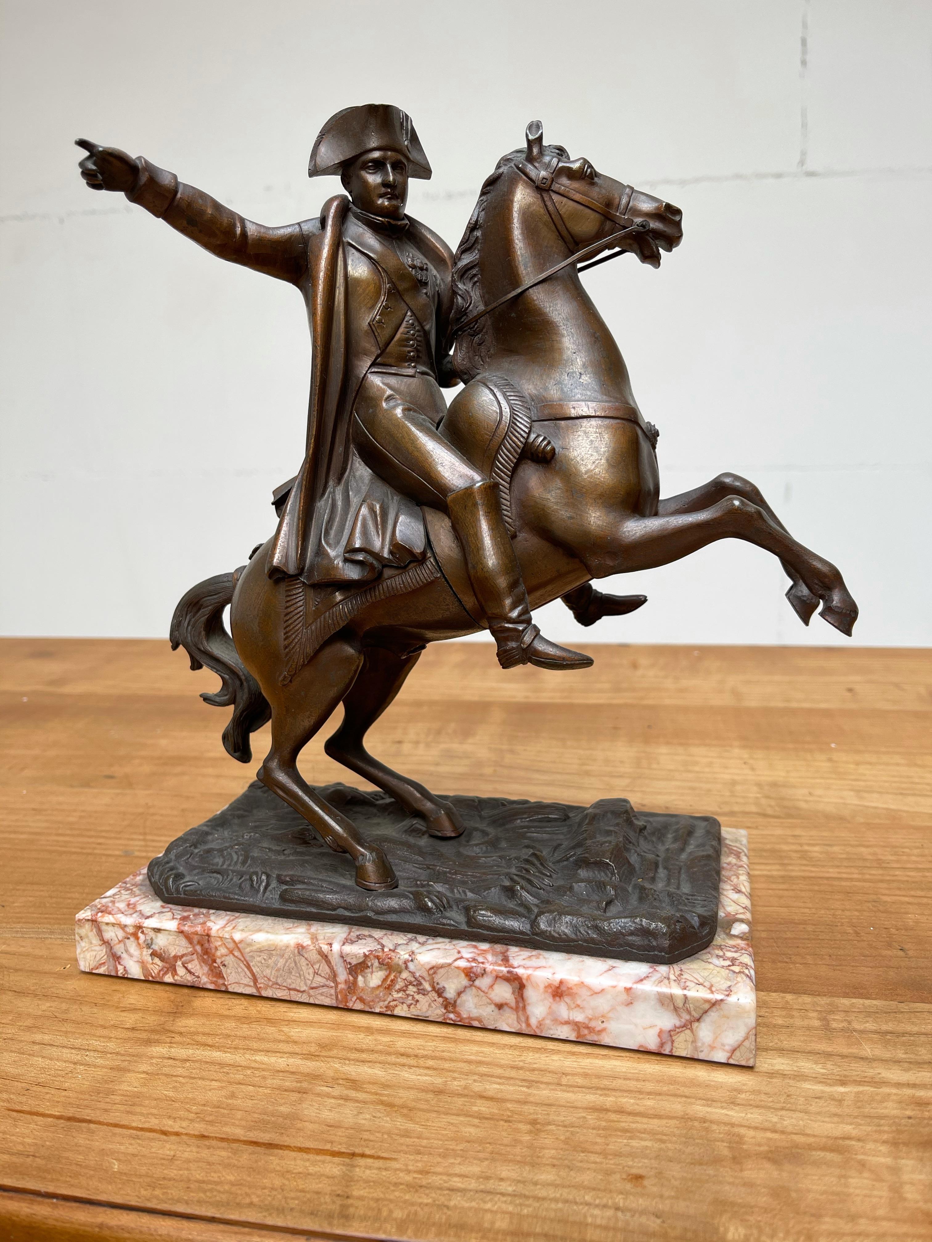 Fait main Sculpture française ancienne de Napoléon sur cheval cabré, en bronze, base en marbre en vente