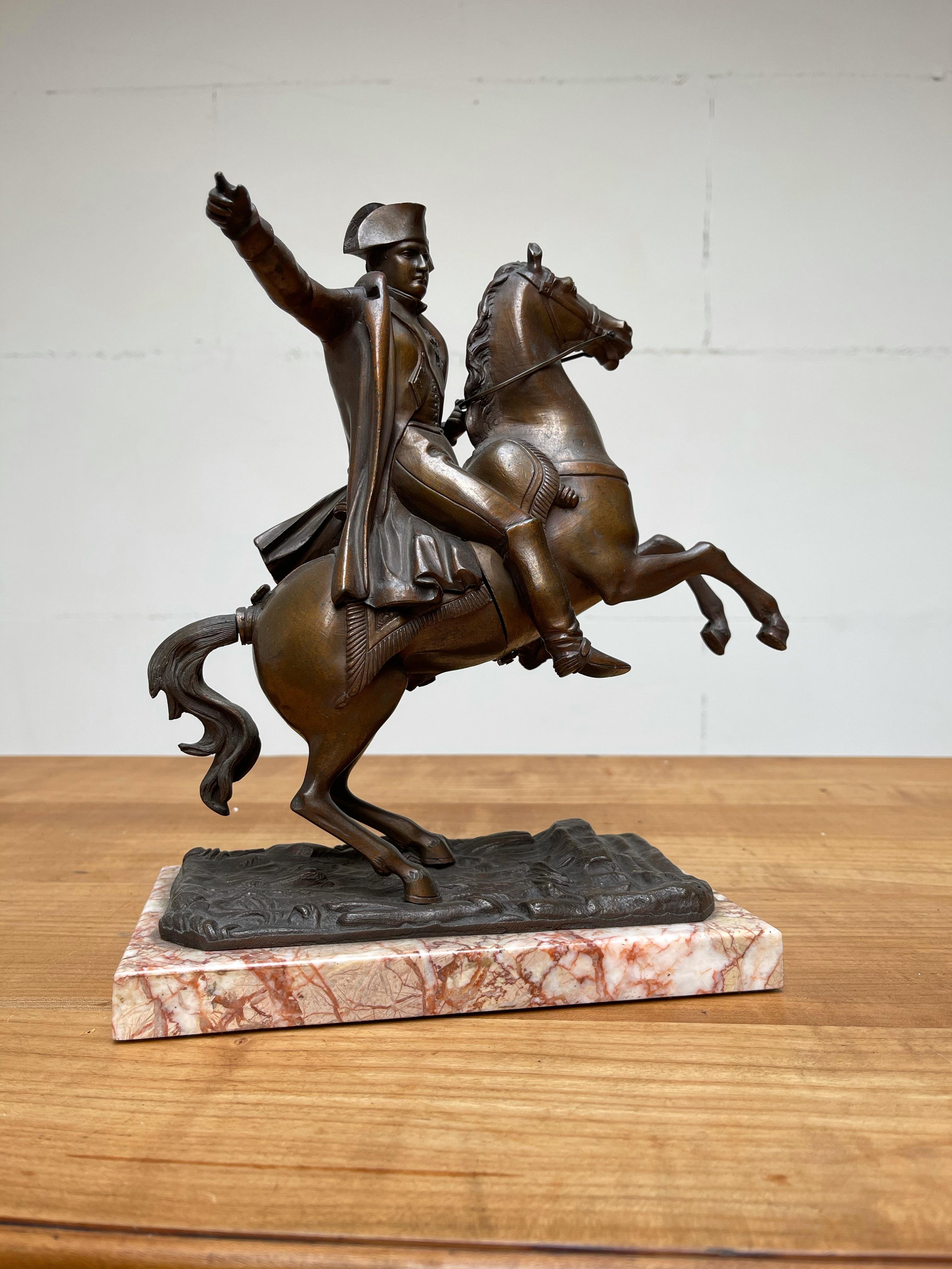 Französische antike Napoleon-Skulptur aus Bronze aufncingem Pferd, Marmorsockel im Angebot 1