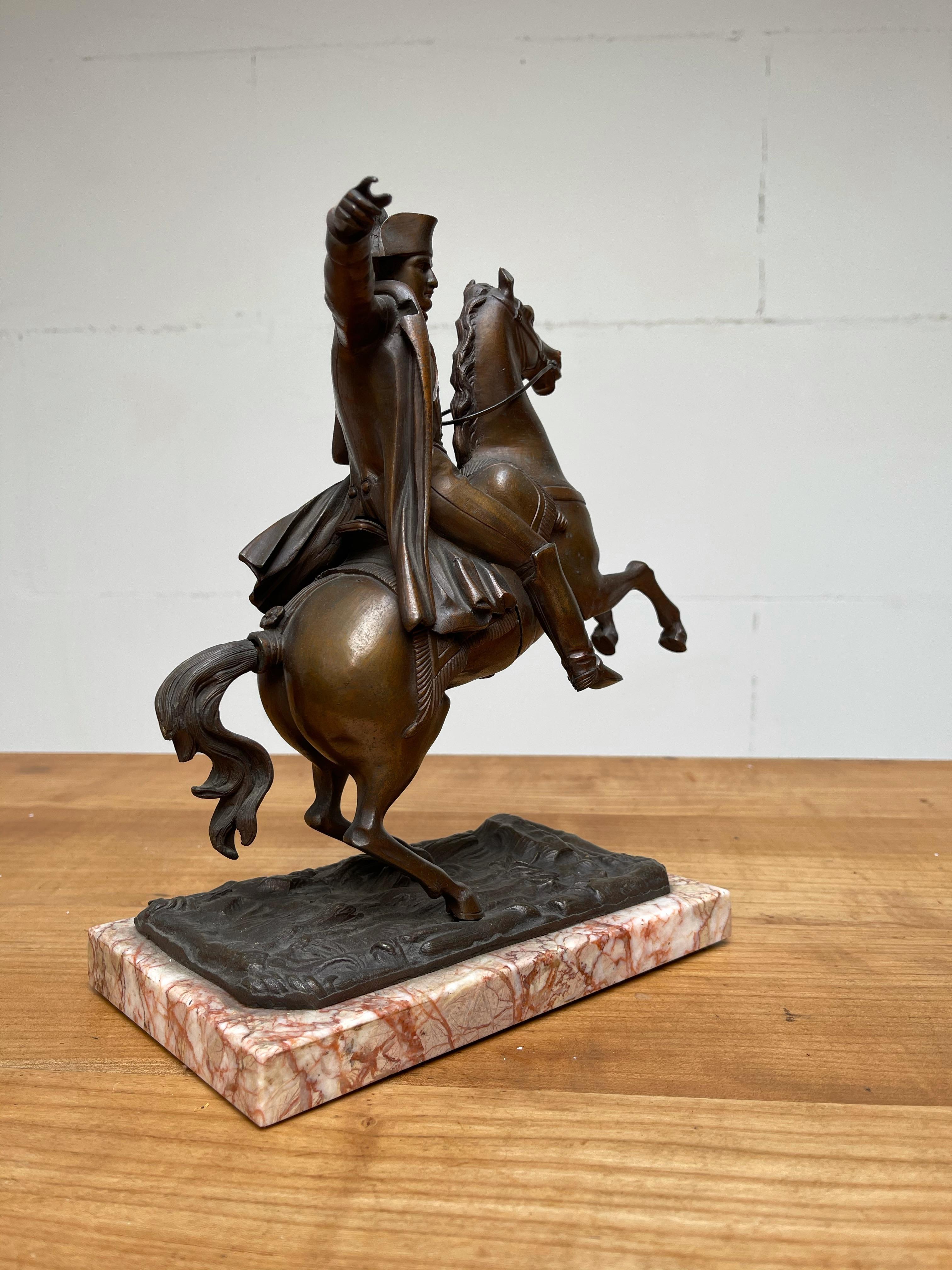Französische antike Napoleon-Skulptur aus Bronze aufncingem Pferd, Marmorsockel im Angebot 2