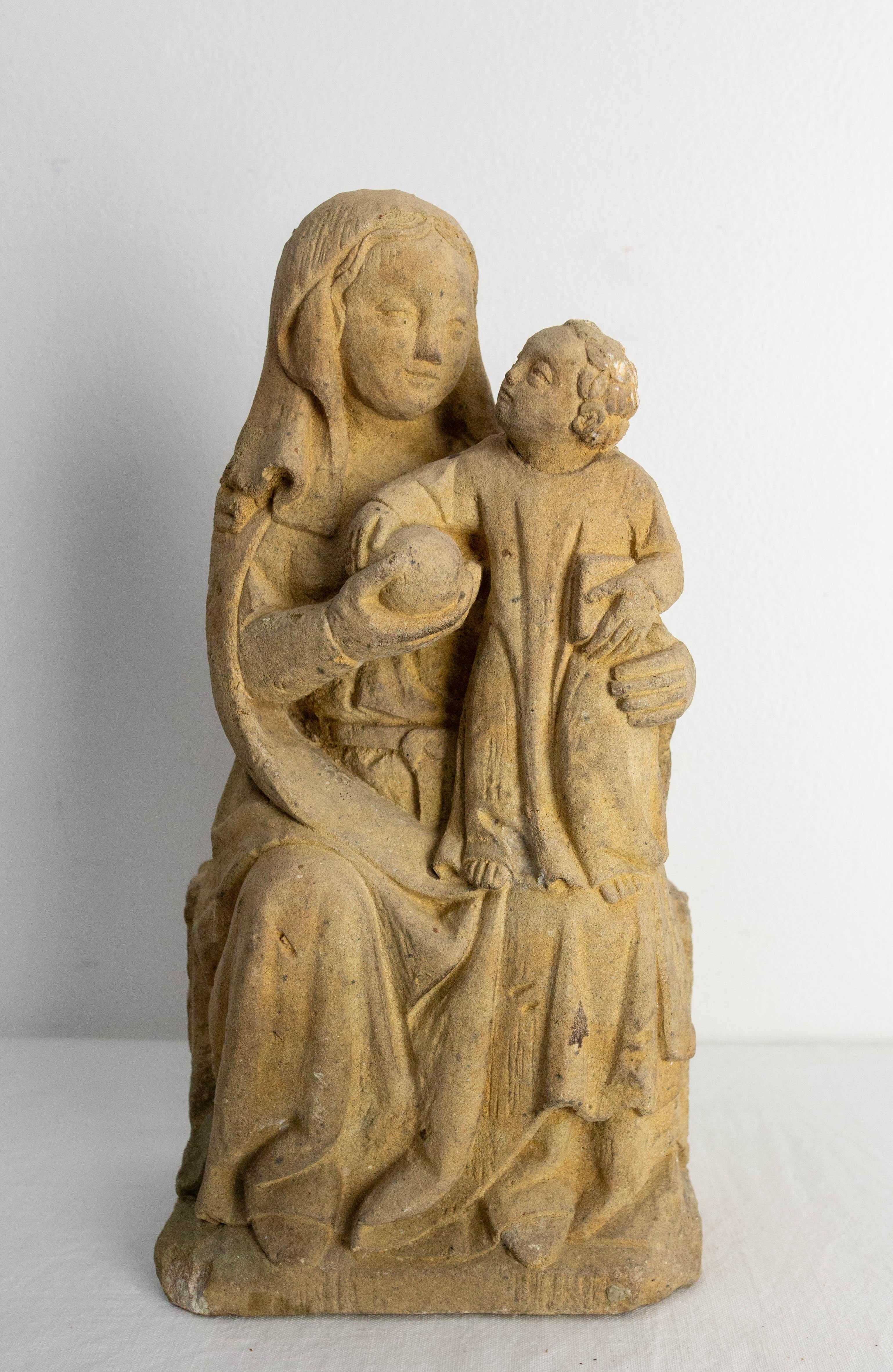 French handmade stone statue in stone Madonna and Child.
As you can see from the photos, the Mother and the Child exchange an expressive look full of tenderness.
The directing style is rather naive.
A very fine achievement, difficult to date