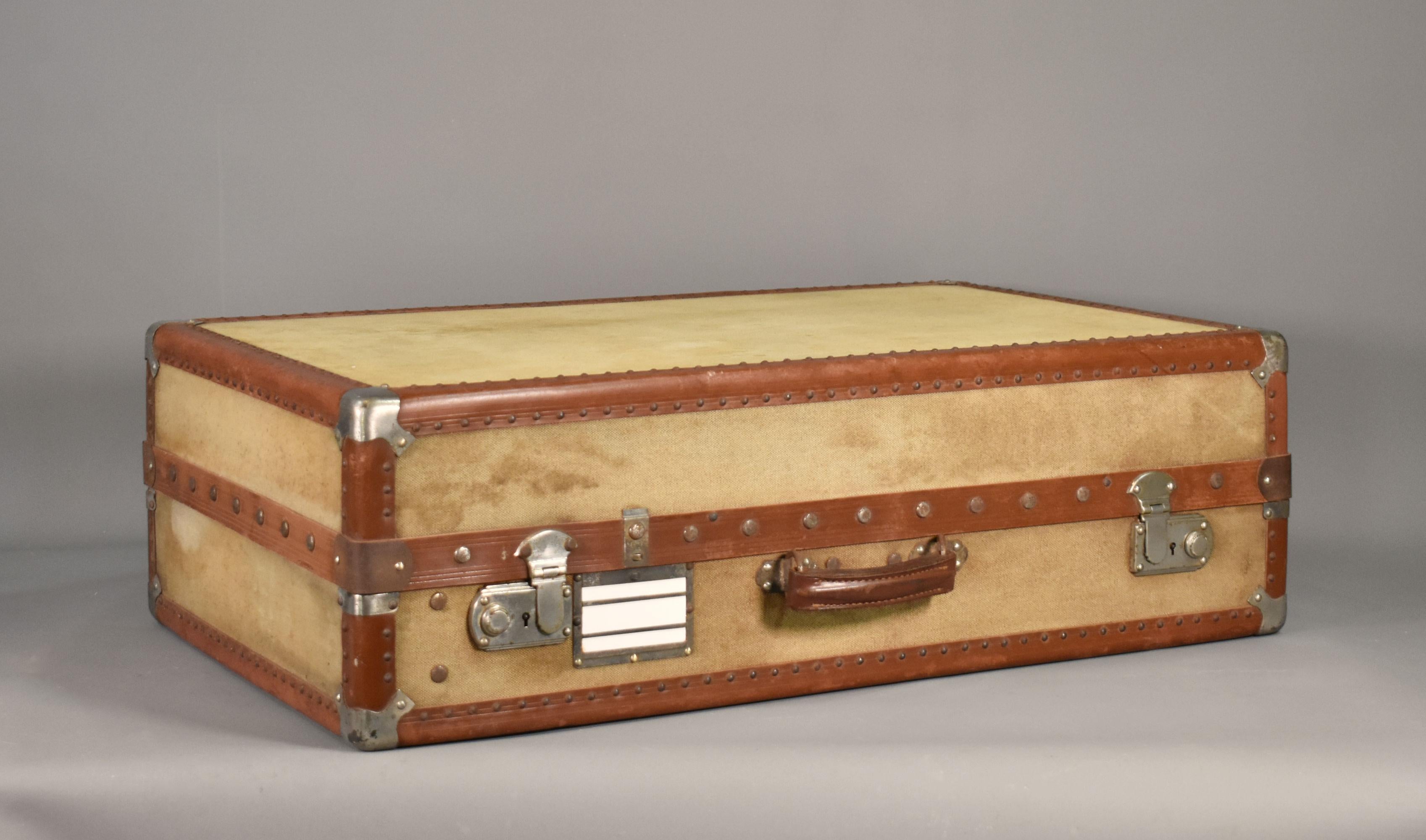 French Antique Steamer Trunk Suitcase In Good Condition For Sale In SAINTE-COLOMBE, FR