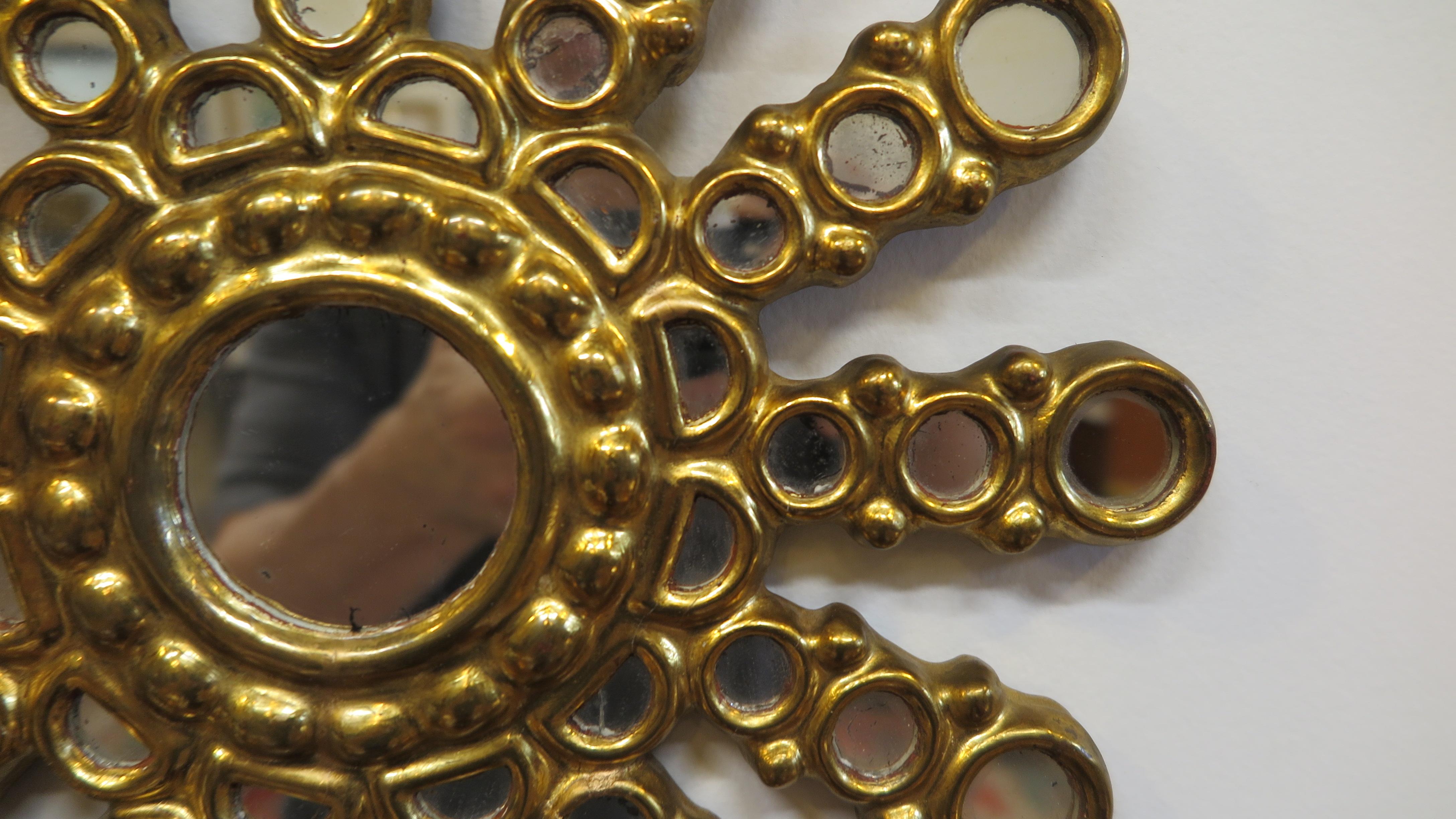 Antiker antiker vergoldeter Spiegel mit Sonnenschliff (Gips) im Angebot