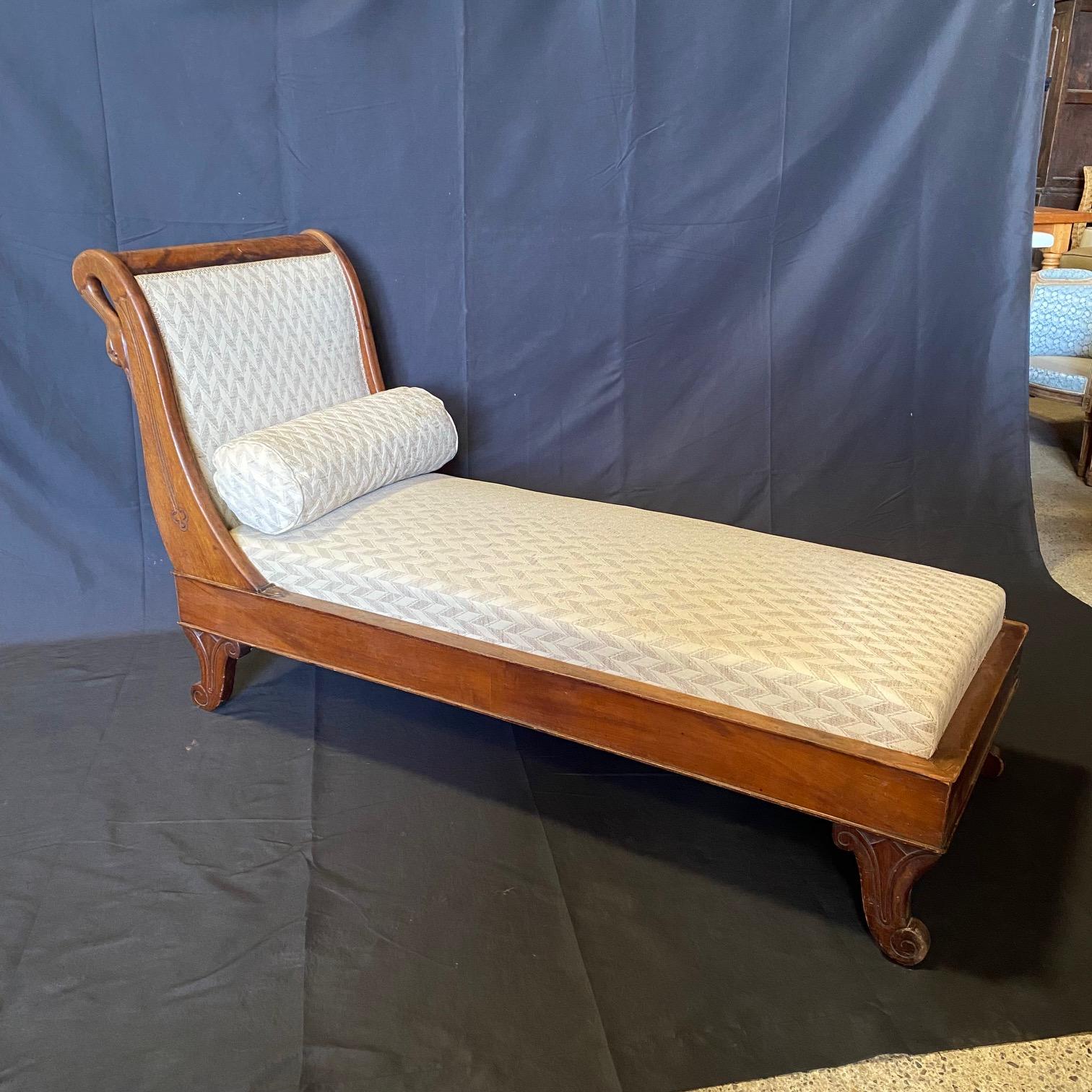 French Antique Swan Neck Recamier Chaise Lounge In Good Condition For Sale In Hopewell, NJ