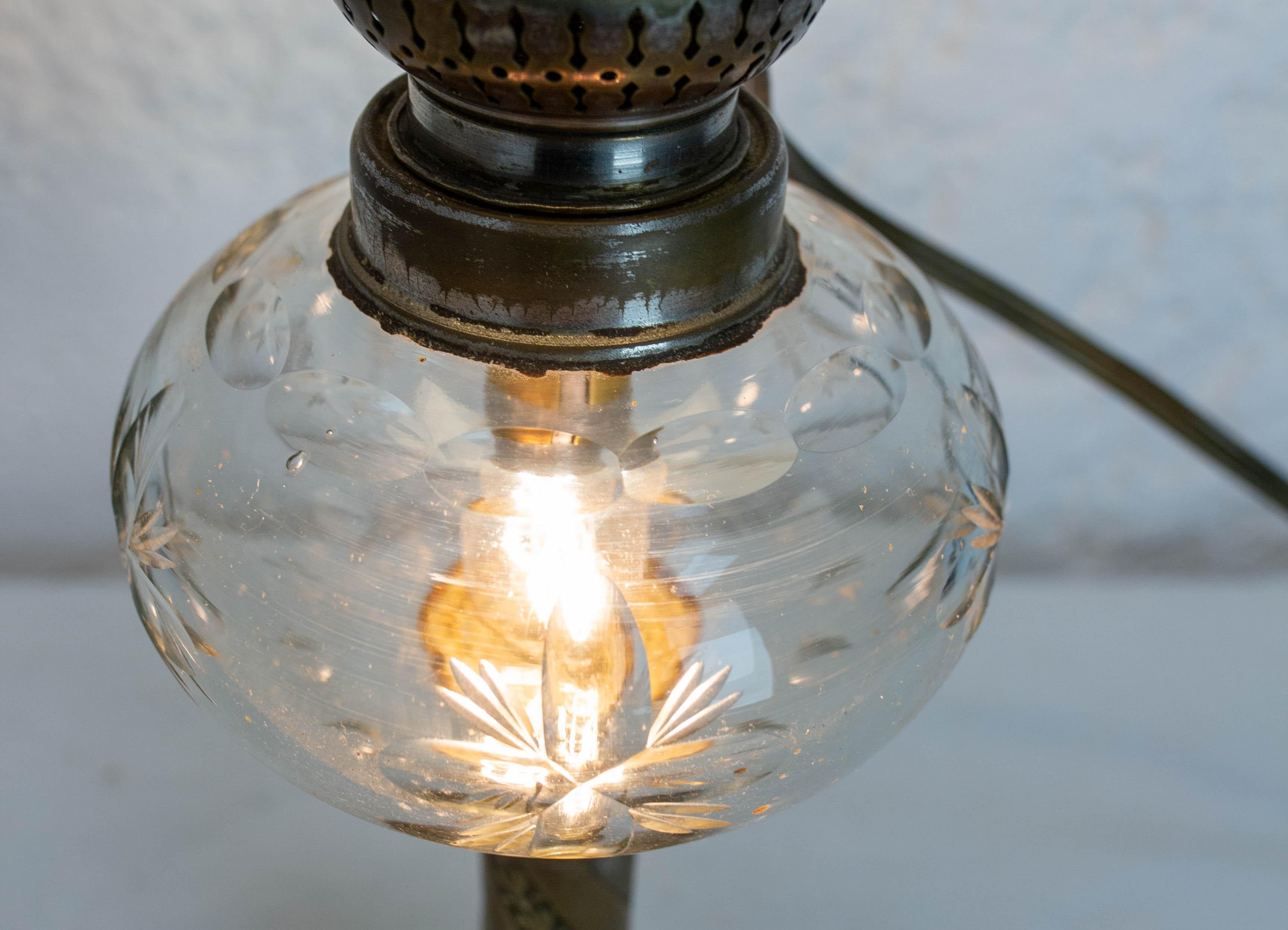 Lampe à pétrole électrifiée de table, verre et bronze, fin du 19e siècle en vente 3