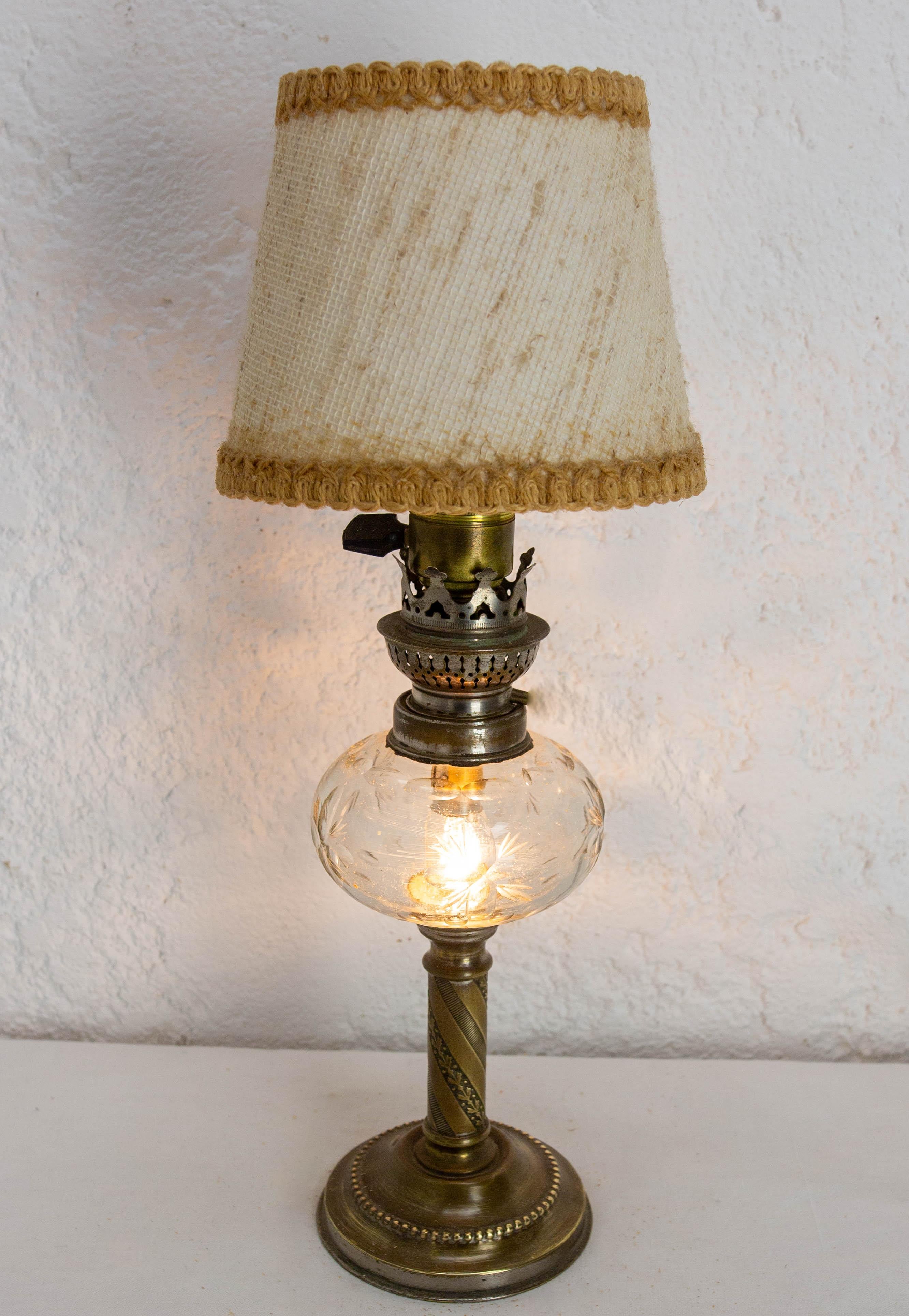 Ancienne lampe à kérosène convertie ultérieurement à l'électricité.
Période Napoléon III, bronze et verre
Comme le réservoir de kérosène était en verre, cette lampe a été électrifiée en deux parties : sur le dessus, comme d'habitude, et dans le