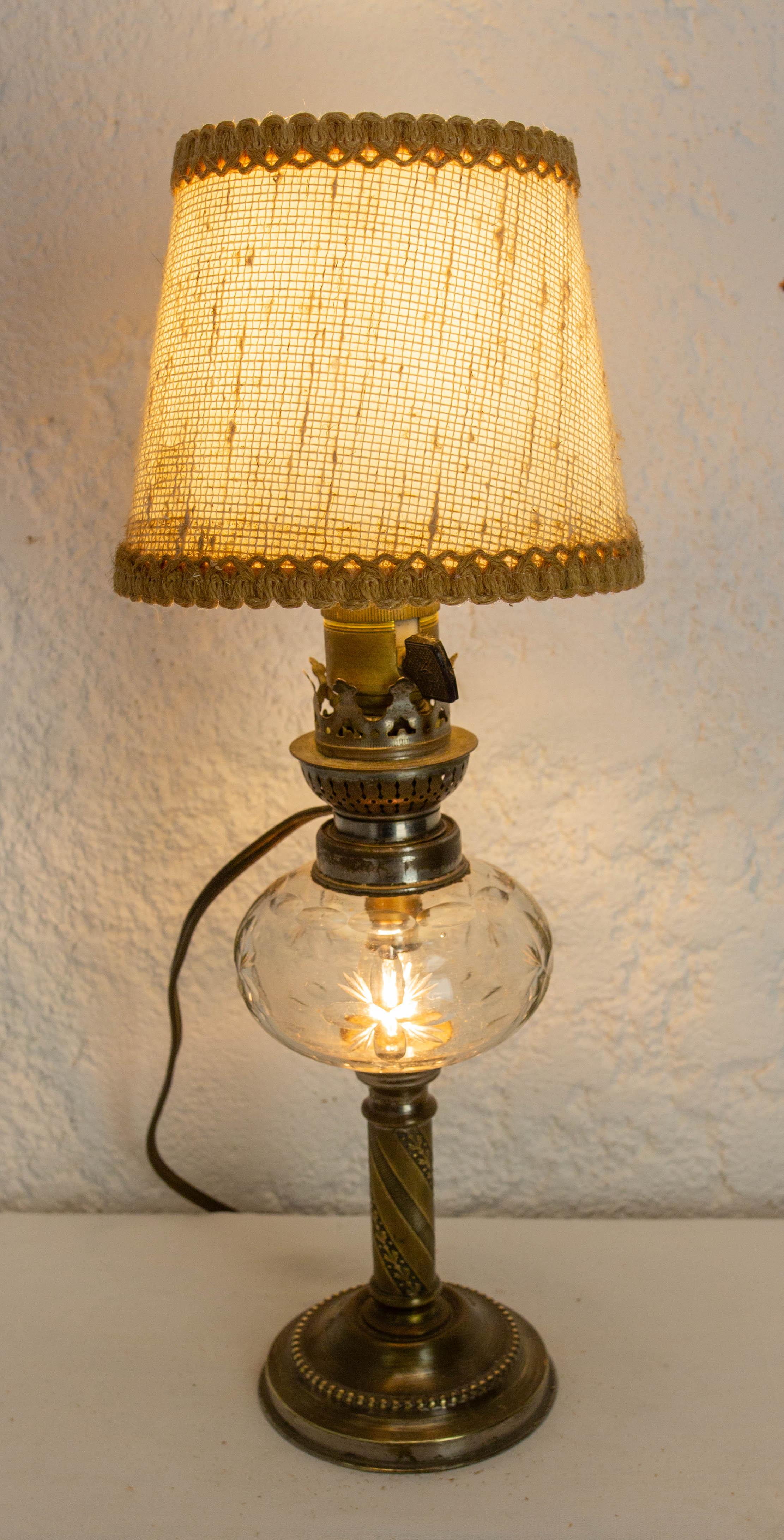 Français Lampe à pétrole électrifiée de table, verre et bronze, fin du 19e siècle en vente