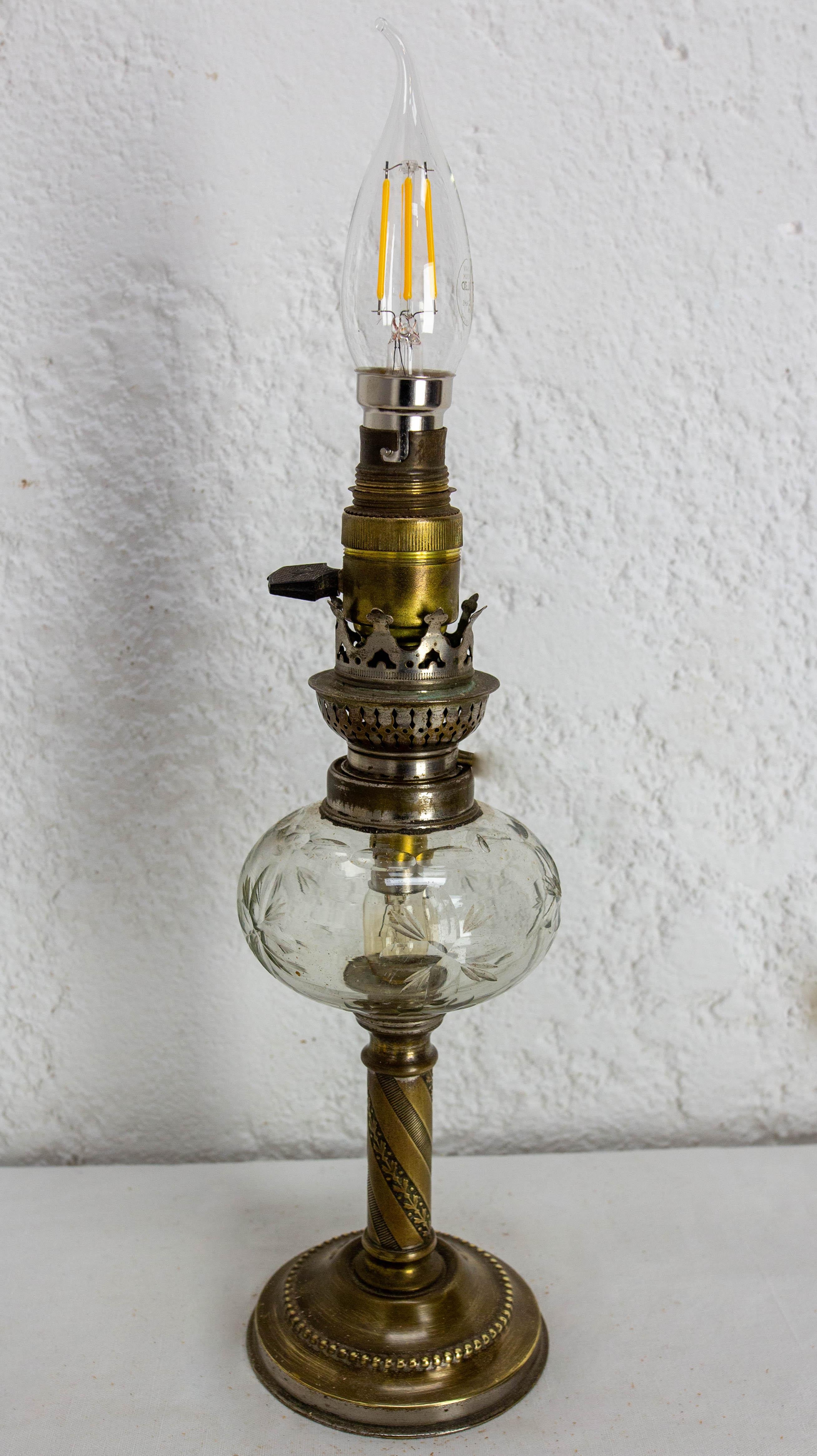 Lampe à pétrole électrifiée de table, verre et bronze, fin du 19e siècle Bon état - En vente à Labrit, Landes