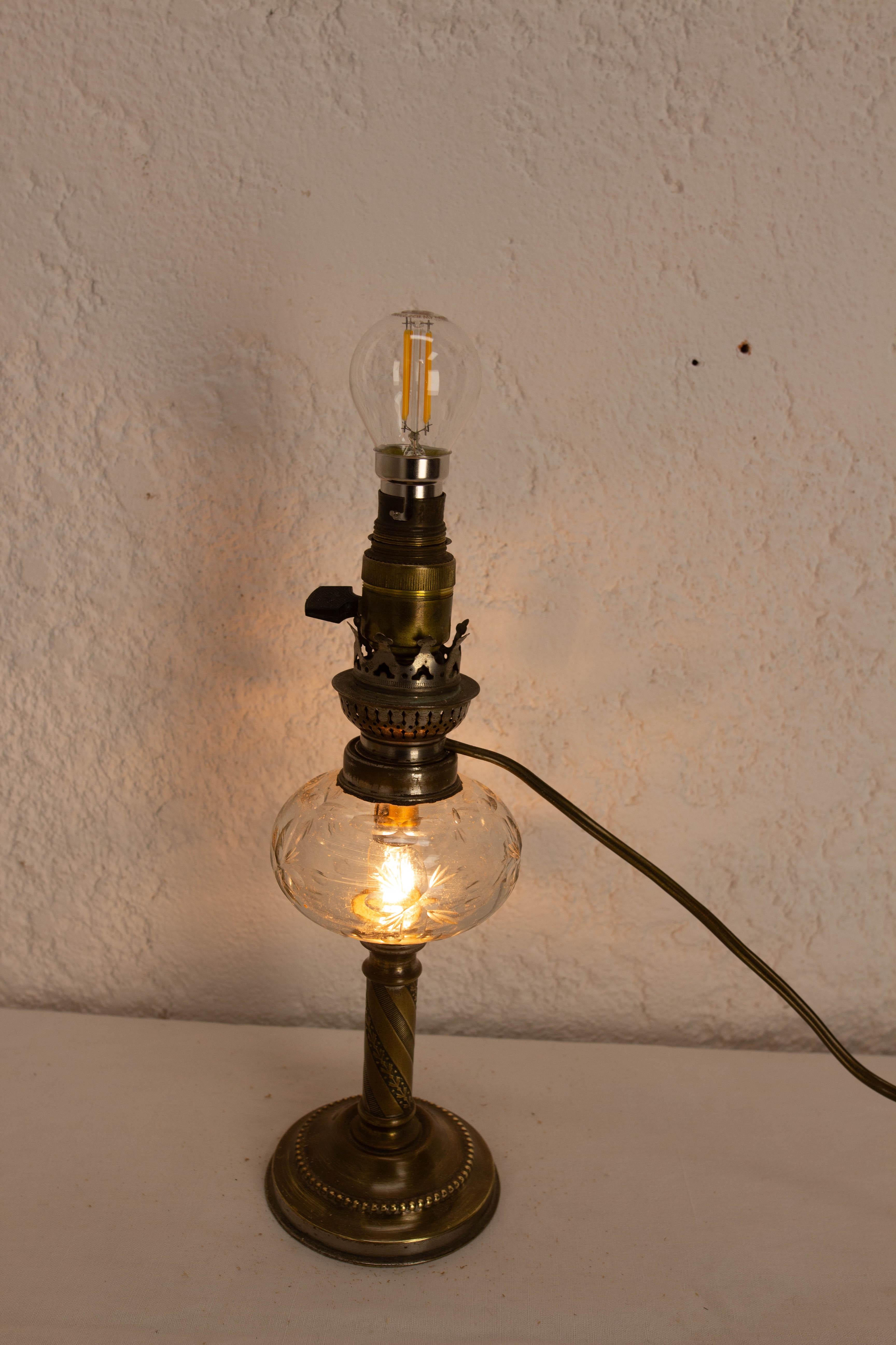 XIXe siècle Lampe à pétrole électrifiée de table, verre et bronze, fin du 19e siècle en vente