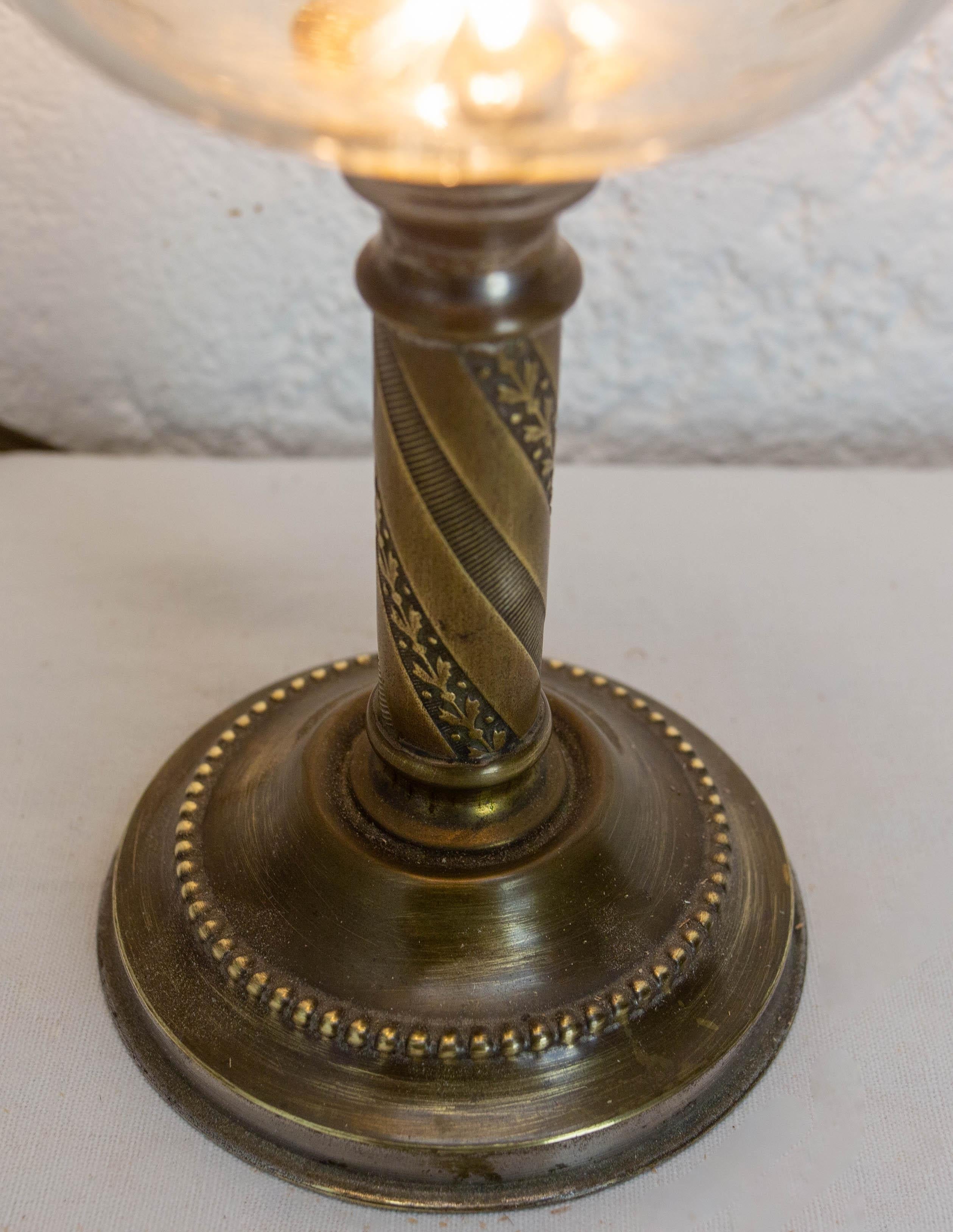 Bronze Lampe à pétrole électrifiée de table, verre et bronze, fin du 19e siècle en vente