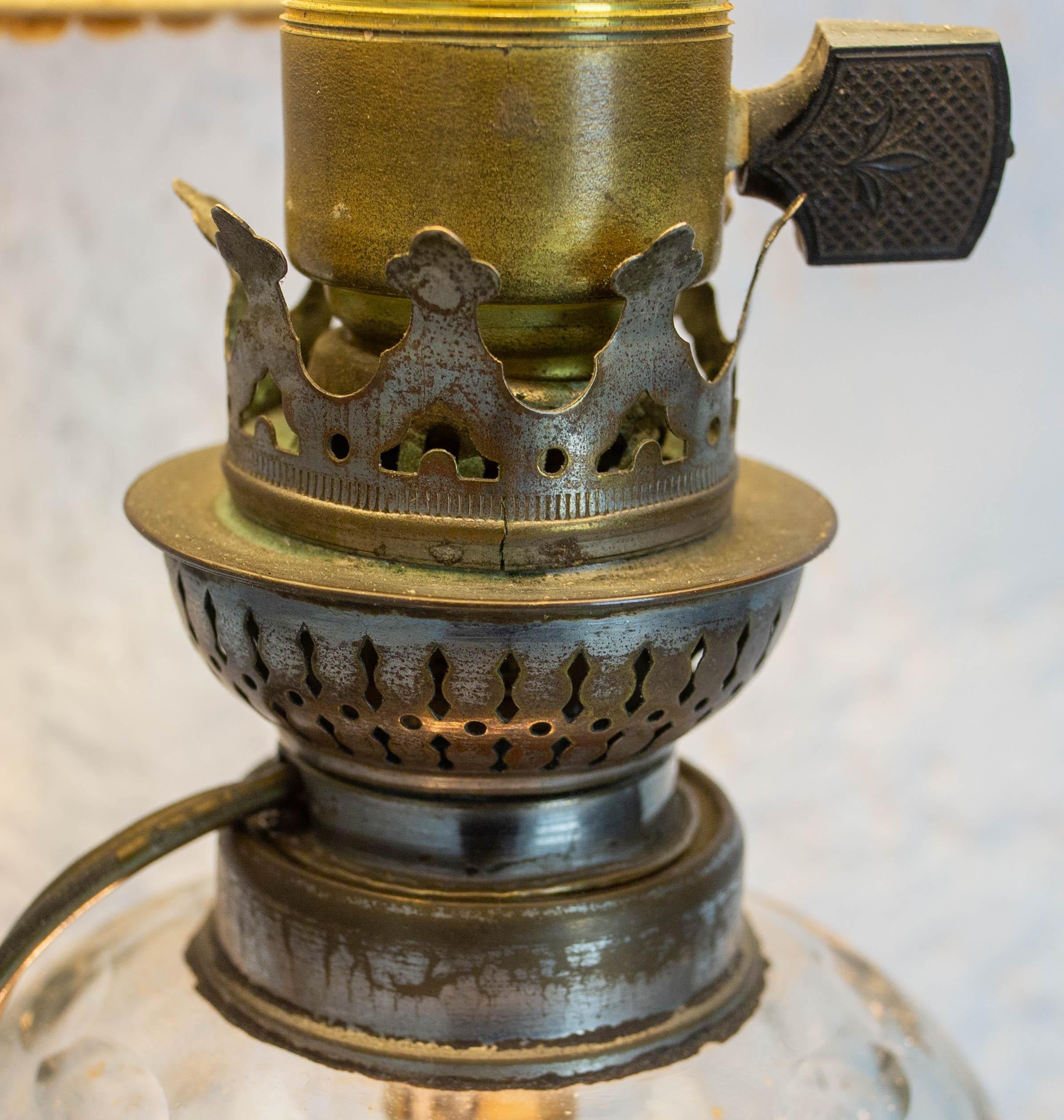 Lampe à pétrole électrifiée de table, verre et bronze, fin du 19e siècle en vente 1