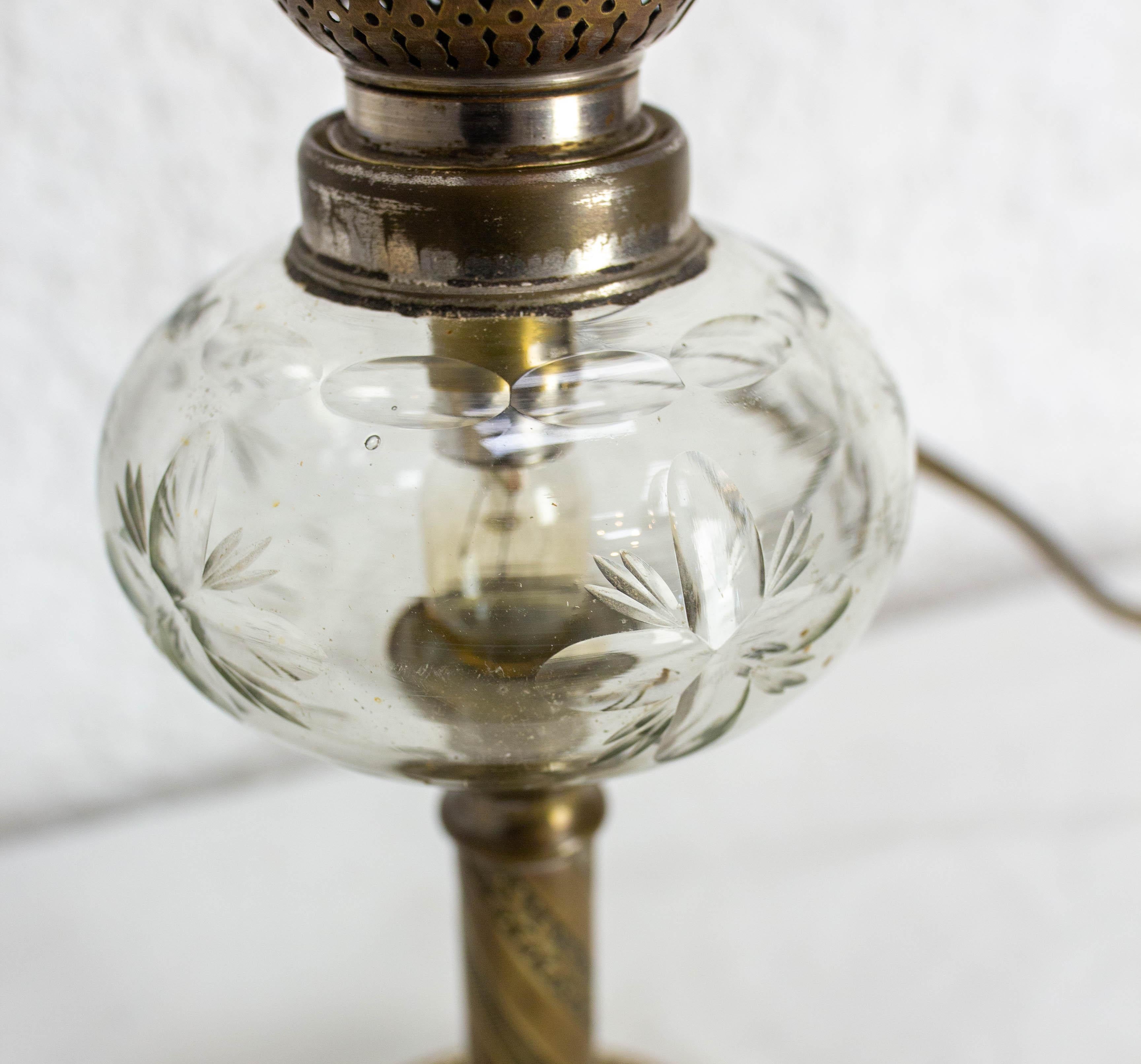 Lampe à pétrole électrifiée de table, verre et bronze, fin du 19e siècle en vente 2