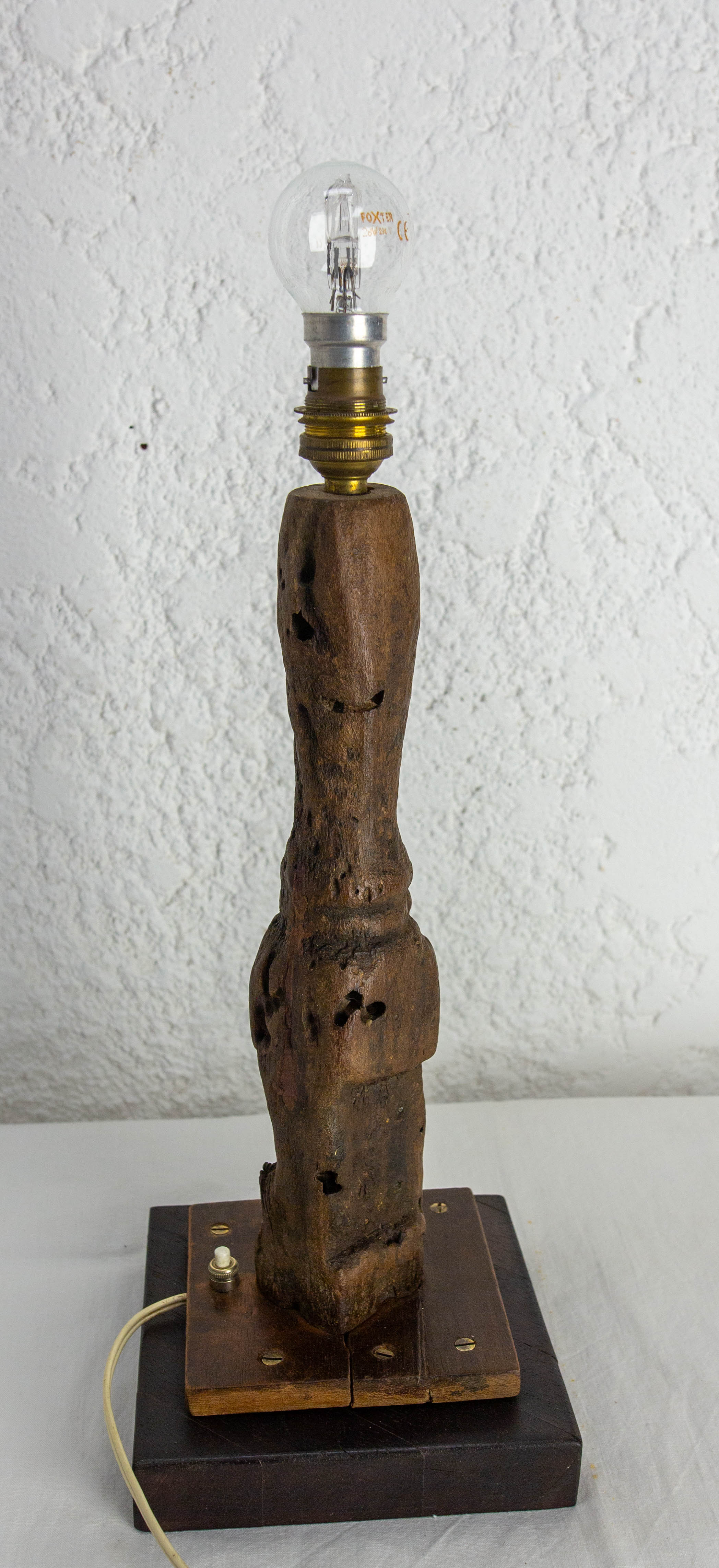 Lampe de table réalisée vers 1960 avec un gouvernail de bateau.
Le gouvernail est très ancien et a probablement séjourné dans l'eau pendant un certain temps.
Cela donne à la lampe un aspect unique, où le bois raconte sa propre histoire à travers