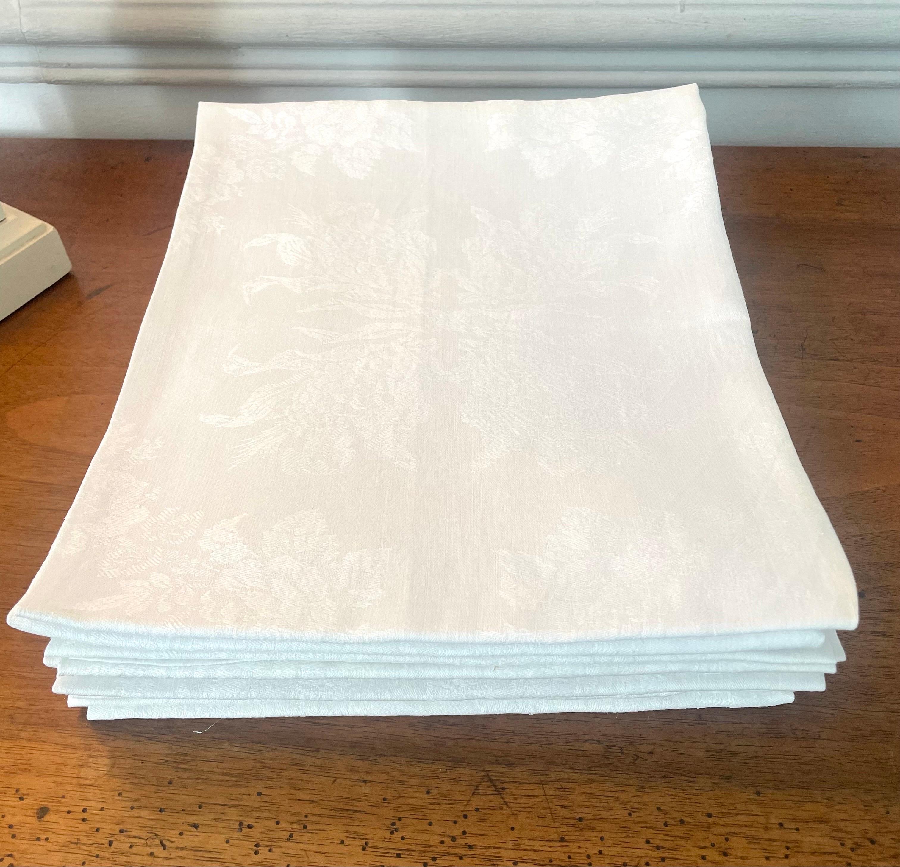 Very nice set of old linen from the beginning of the 20th century including 24 matching napkins.
The napkins are very elegant and refined.
Beautiful set of 24 napkins all in damask linen from the 1900s.
French manual work
Magnificent linen yarn