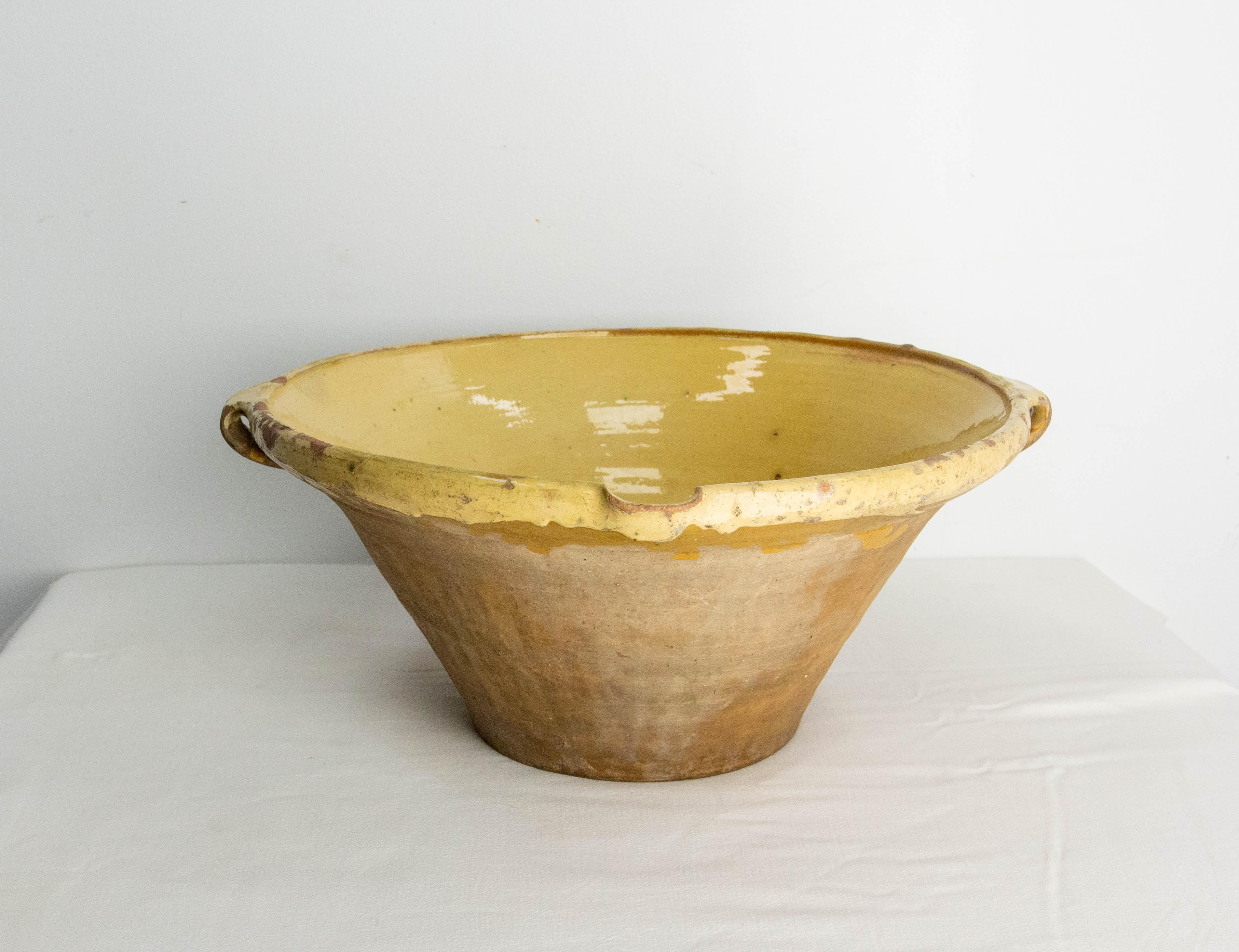 French terracotta tian or bowl traditionally used to prepare confit before to conserve it in confit pots in South West France.
This vessel was also used to prepare any type of food from the 19th to the mid-20th century.
The round handmade terracotta