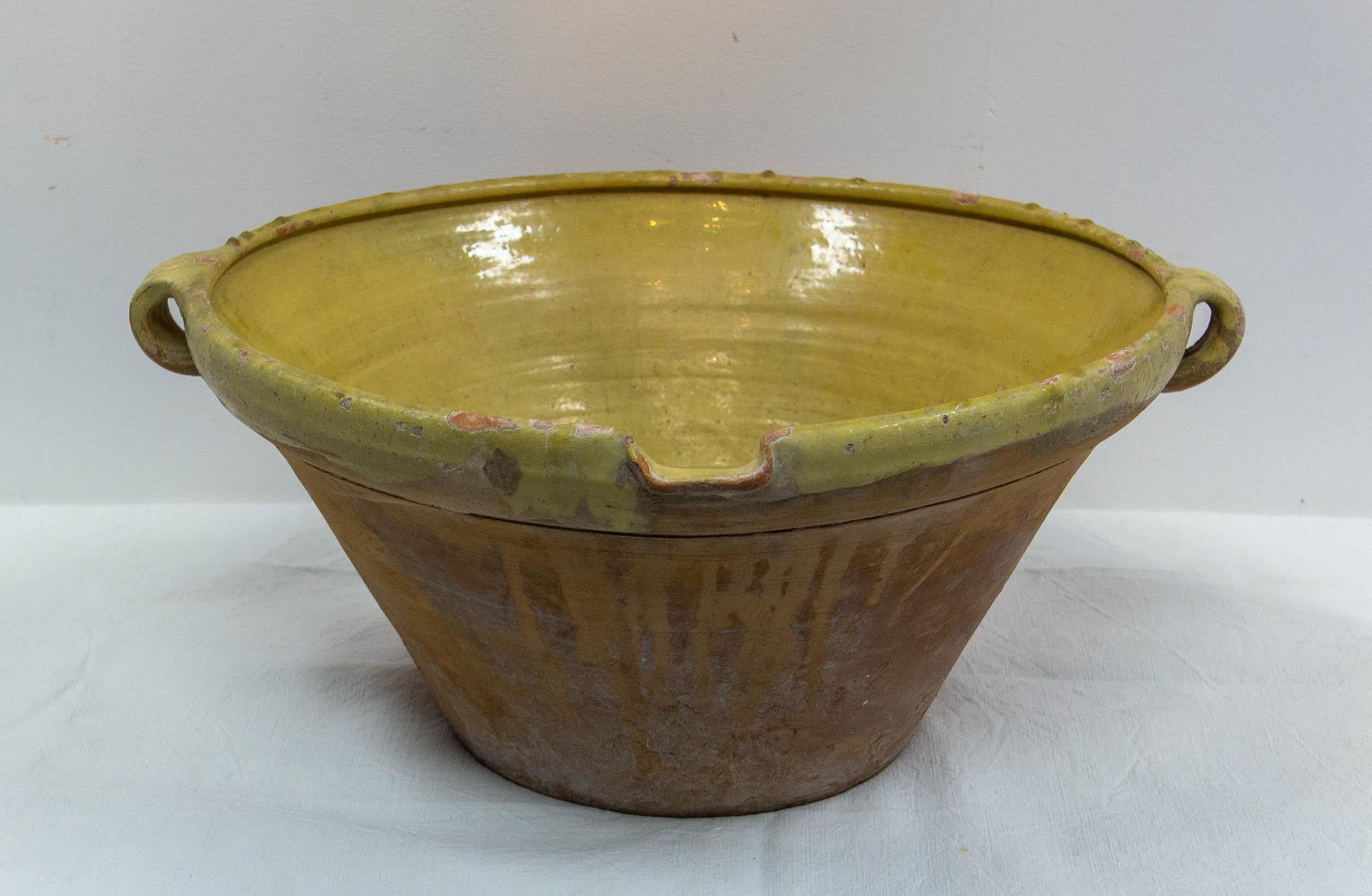 French terracotta tian or bowl traditionally used to prepare confit before to conserve it in confit pots in South West France.
This vessel was also used to prepare any type of food from the 19th to the mid-20th century.
The round handmade terracotta