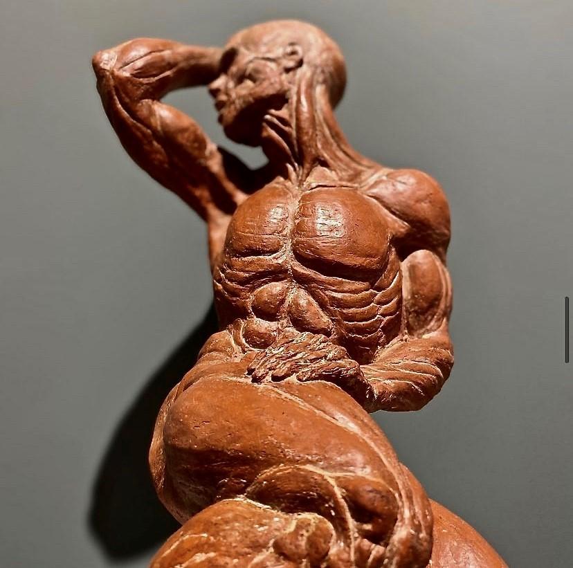 Ti presentiamo un modello di terracotta antica francese o Écorché di un uomo scorticato, finemente realizzato, che mostra abilmente gli intricati gruppi muscolari dell'anatomia maschile. Questo pezzo vanta una colorazione eccezionale e proporzioni