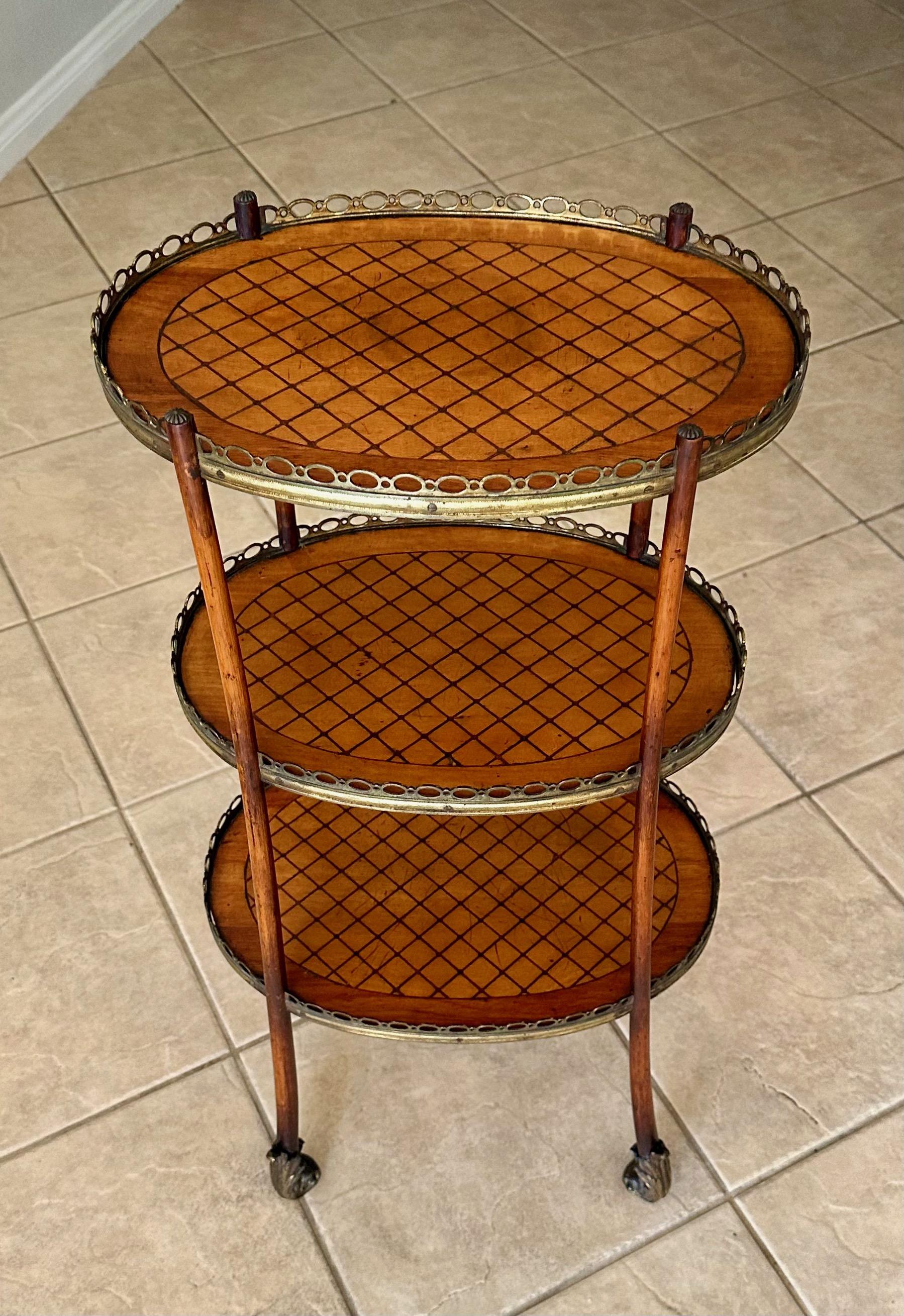 Estantería francesa antigua de parquet de tres pisos en venta 4