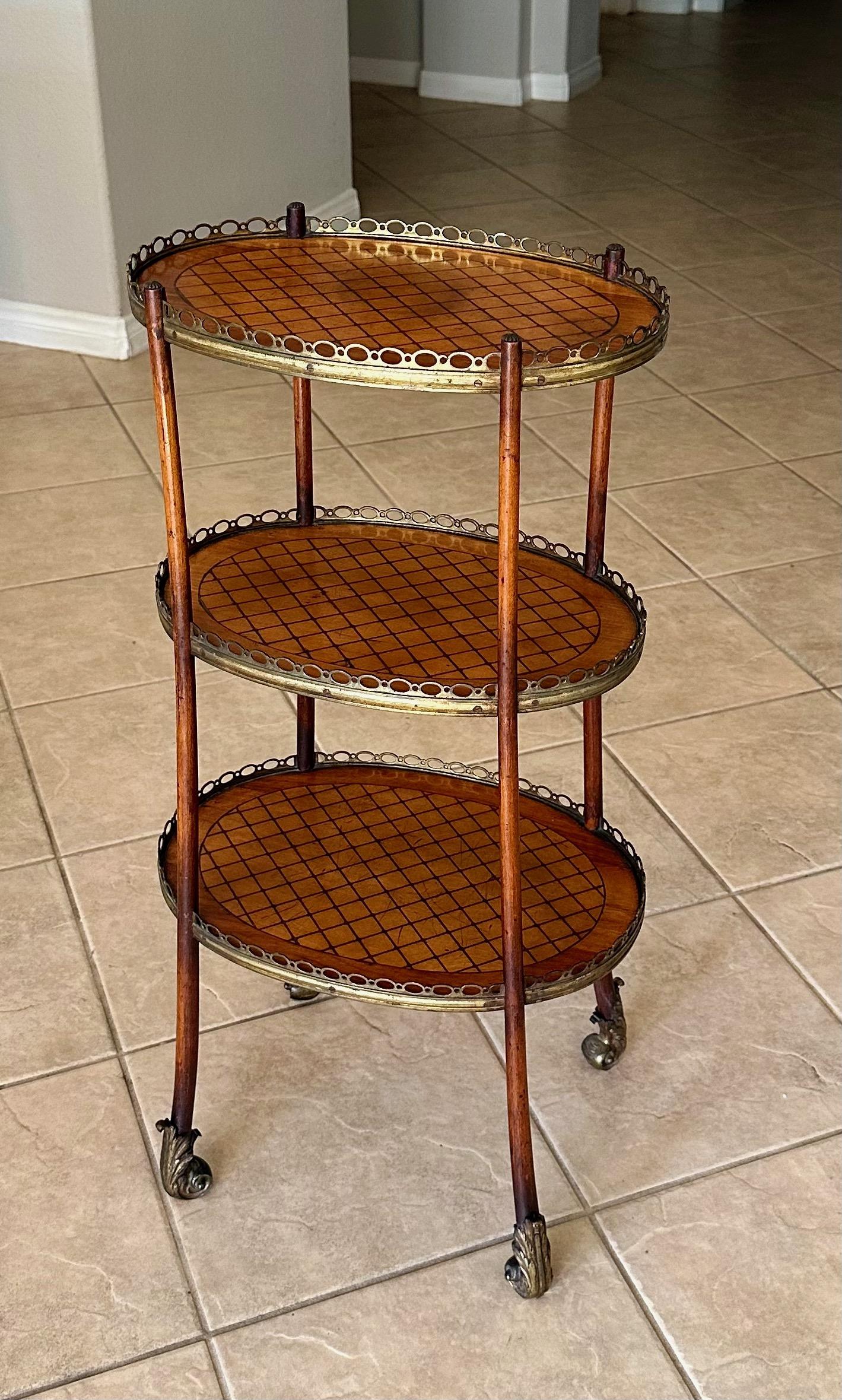 Etapa de tres pisos francesa del siglo XIX con incrustaciones de madera de reyezuelo y parqué. Precioso armazón de madera de caoba con pies de marquetería ormolu y barandillas de latón poco profundas en la galería. Calidad y diseño excepcionales. 