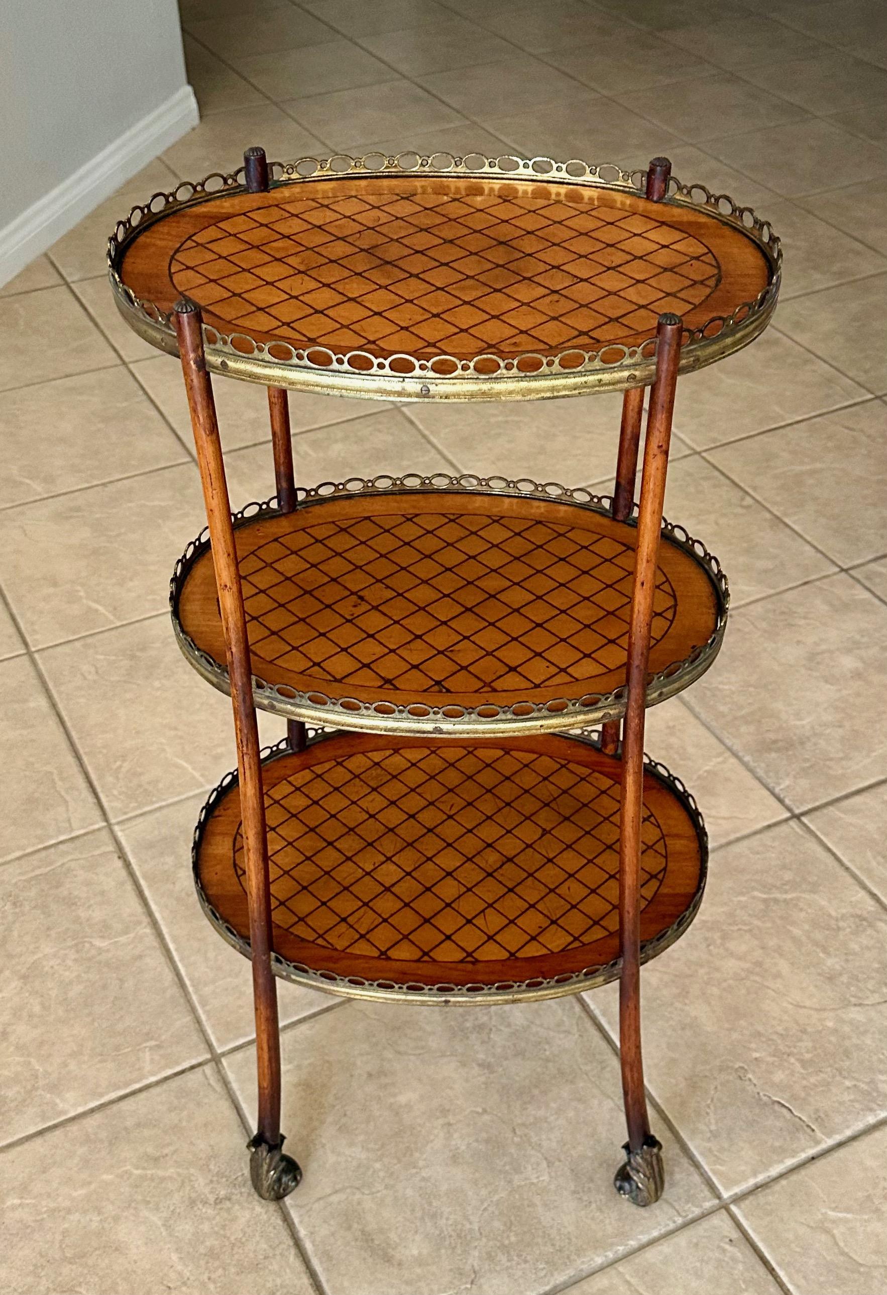 Estantería francesa antigua de parquet de tres pisos Francés en venta