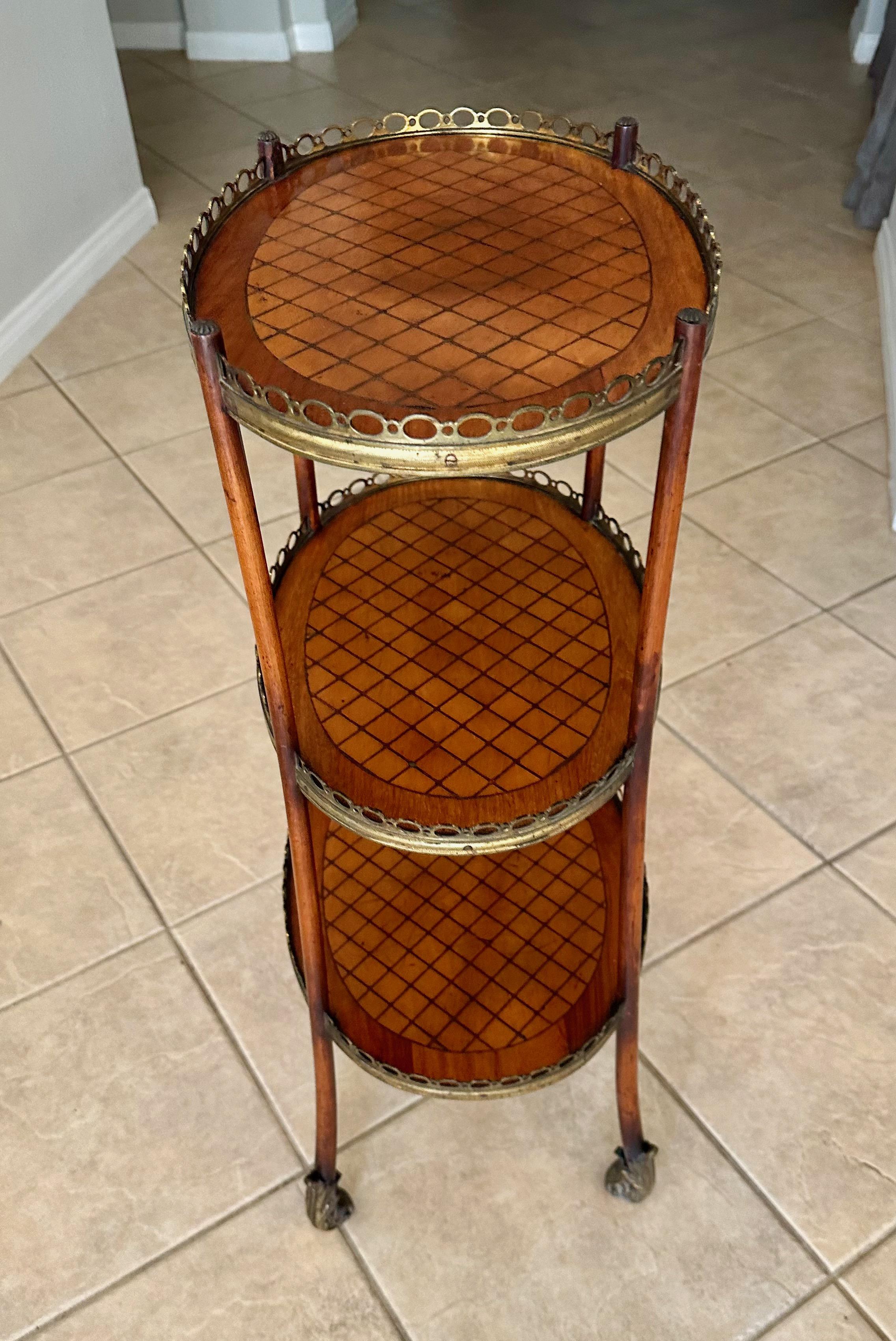 Estantería francesa antigua de parquet de tres pisos en Bueno estado para la venta en Palm Springs, CA