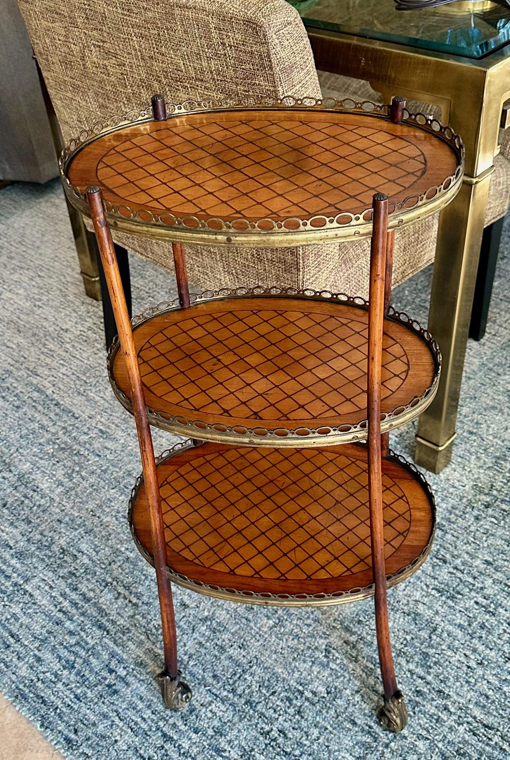 Estantería francesa antigua de parquet de tres pisos en venta 2