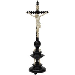 Französisches gedrechseltes Holzkreuz aus dem 19. Jahrhundert mit Porzellanbiskuitfigur des Christus aus dem Porzellan