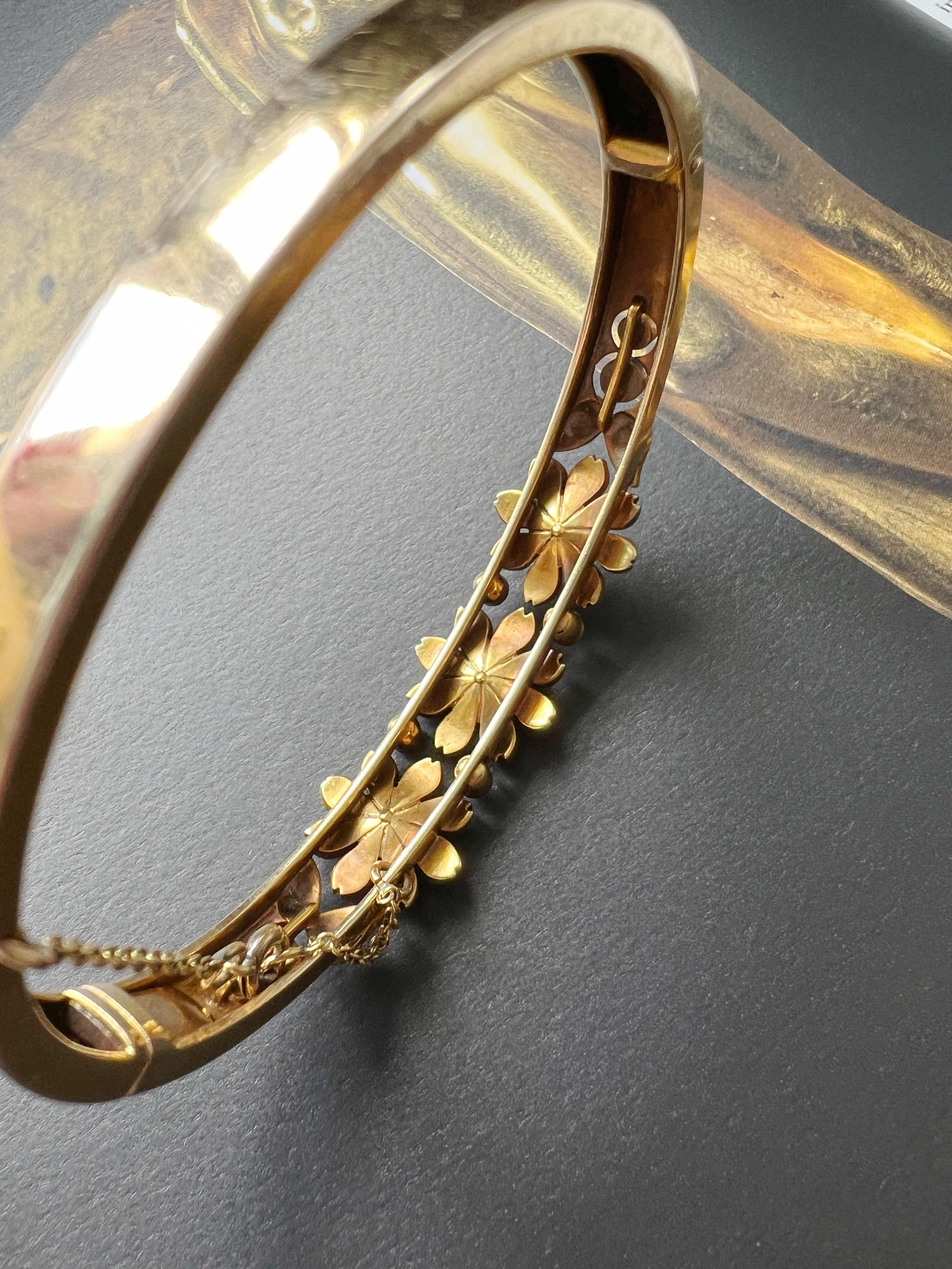 Bracelet jonc victorien français ancien en or 14 carats avec perles et fleurs en vente 4