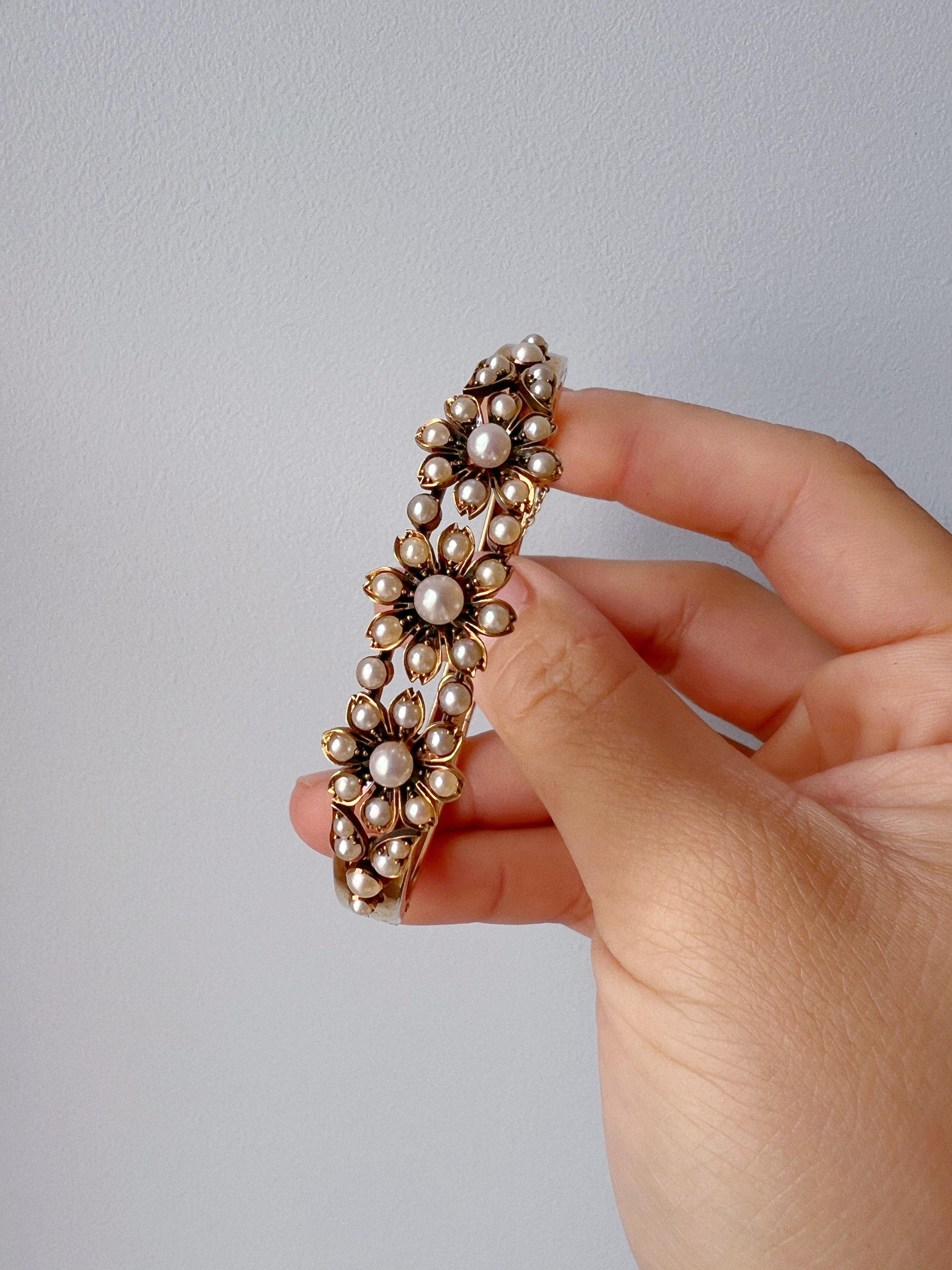 Perle Bracelet jonc victorien français ancien en or 14 carats avec perles et fleurs en vente